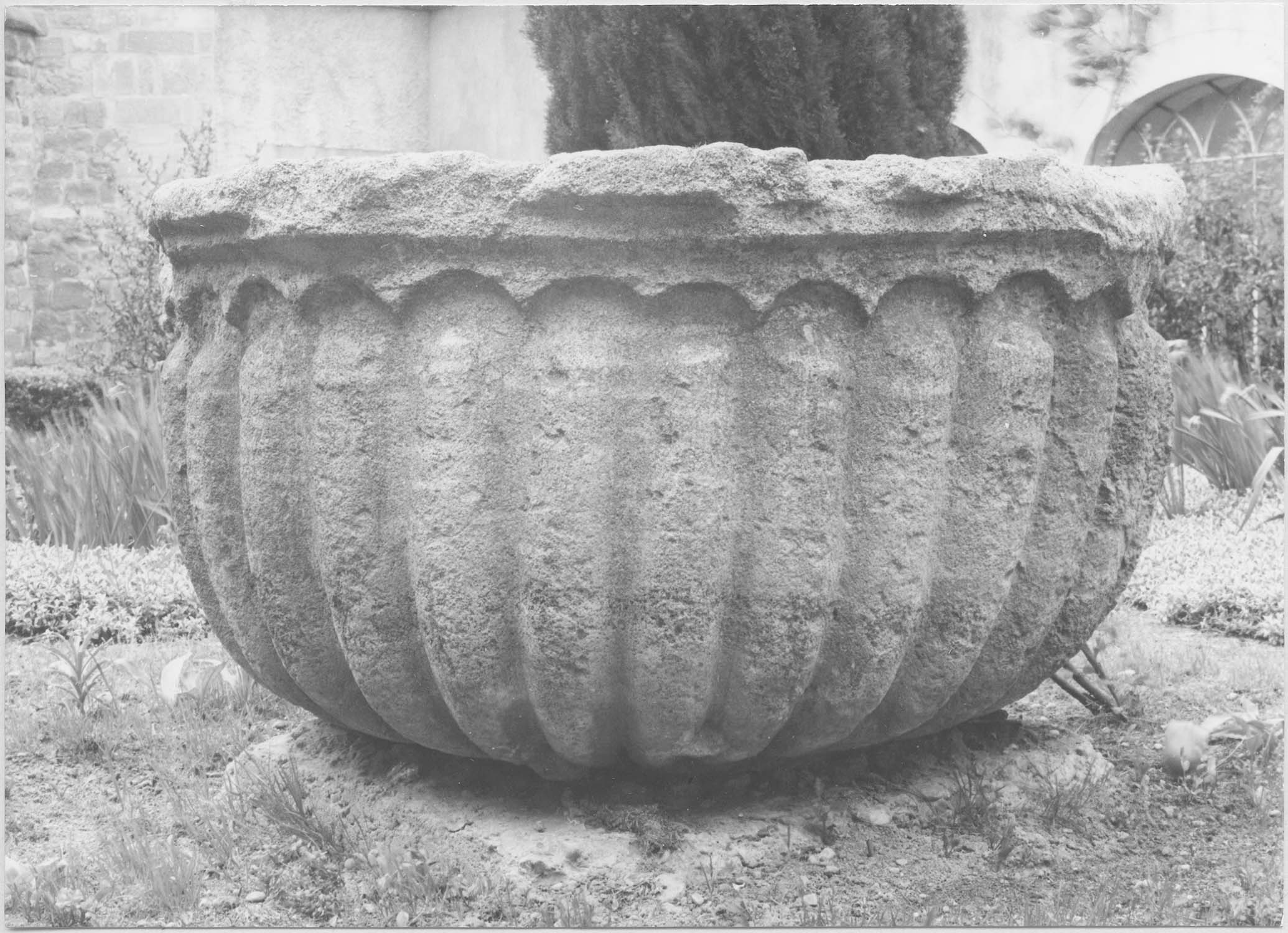 fonts baptismaux, vue générale - © Ministère de la Culture (France), Médiathèque du patrimoine et de la photographie (objets mobiliers), tous droits réservés