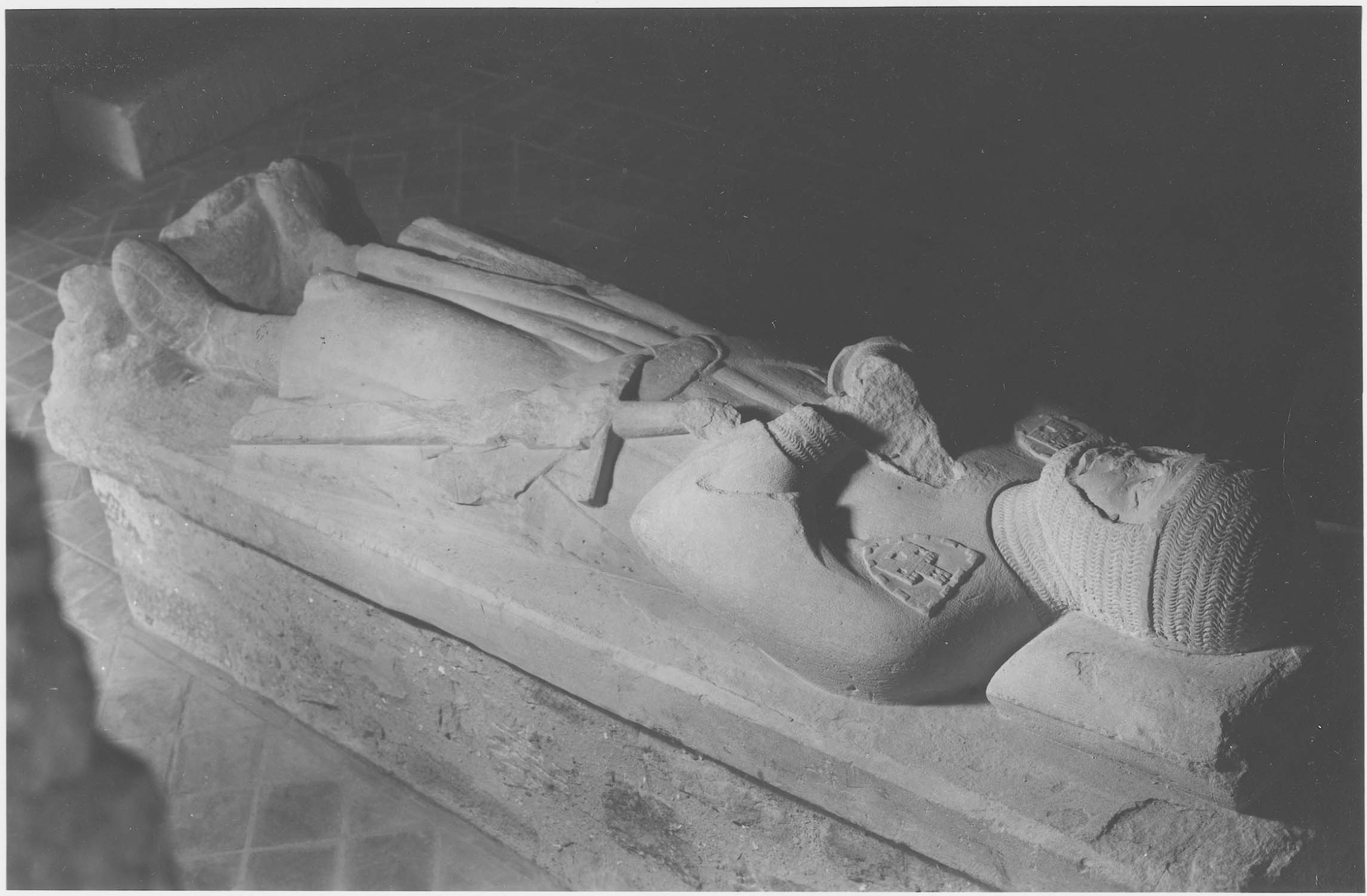 statue (gisant) d'un chevalier, vue générale - © Ministère de la Culture (France), Médiathèque du patrimoine et de la photographie (objets mobiliers), tous droits réservés