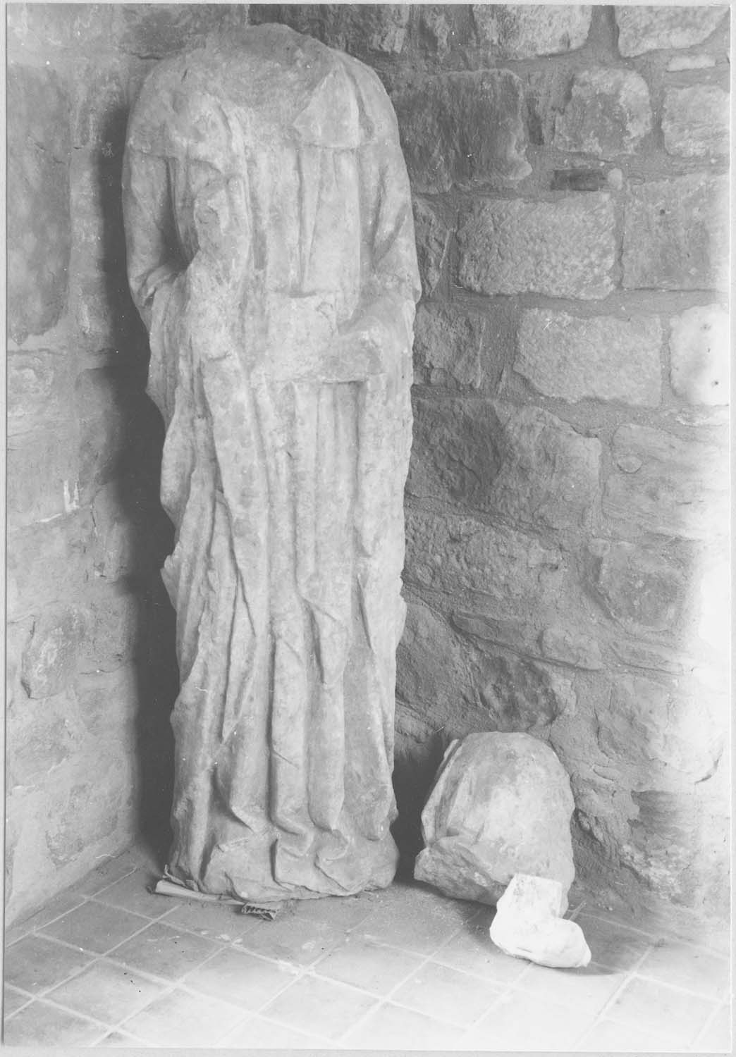 statue mutilée (Vierge ?), vue générale