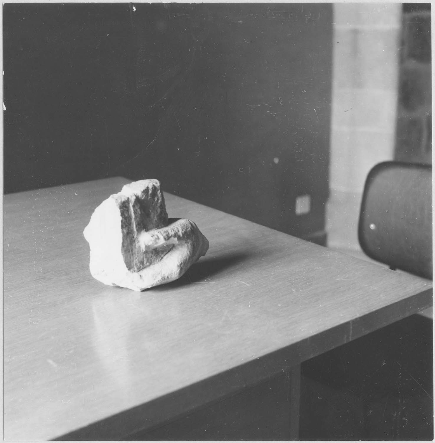 statue mutilée (Vierge ?), détail : main gauche tenant un livre