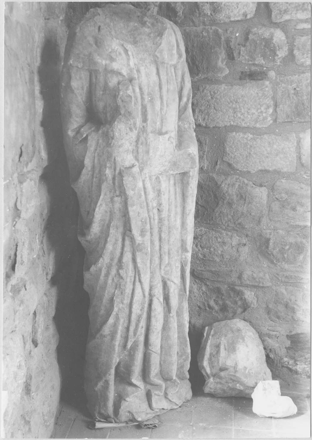 statue mutilée (Vierge ?), vue générale