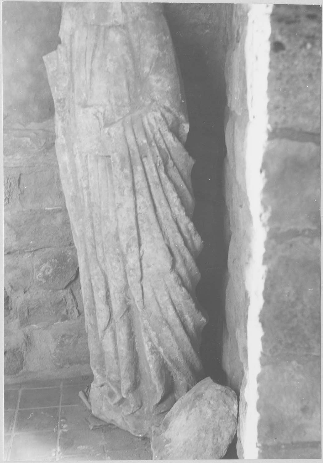 statue mutilée (Vierge ?), vue générale