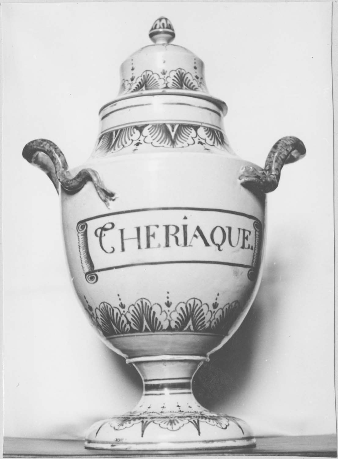 pot à pharmacie, vue générale - © Ministère de la Culture (France), Médiathèque du patrimoine et de la photographie (objets mobiliers), tous droits réservés