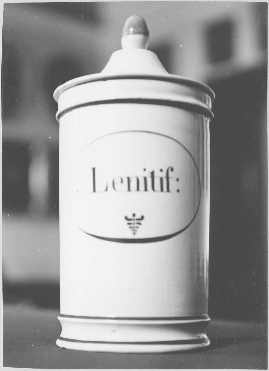 pot à pharmacie, vue générale - © Ministère de la Culture (France), Médiathèque du patrimoine et de la photographie (objets mobiliers), tous droits réservés
