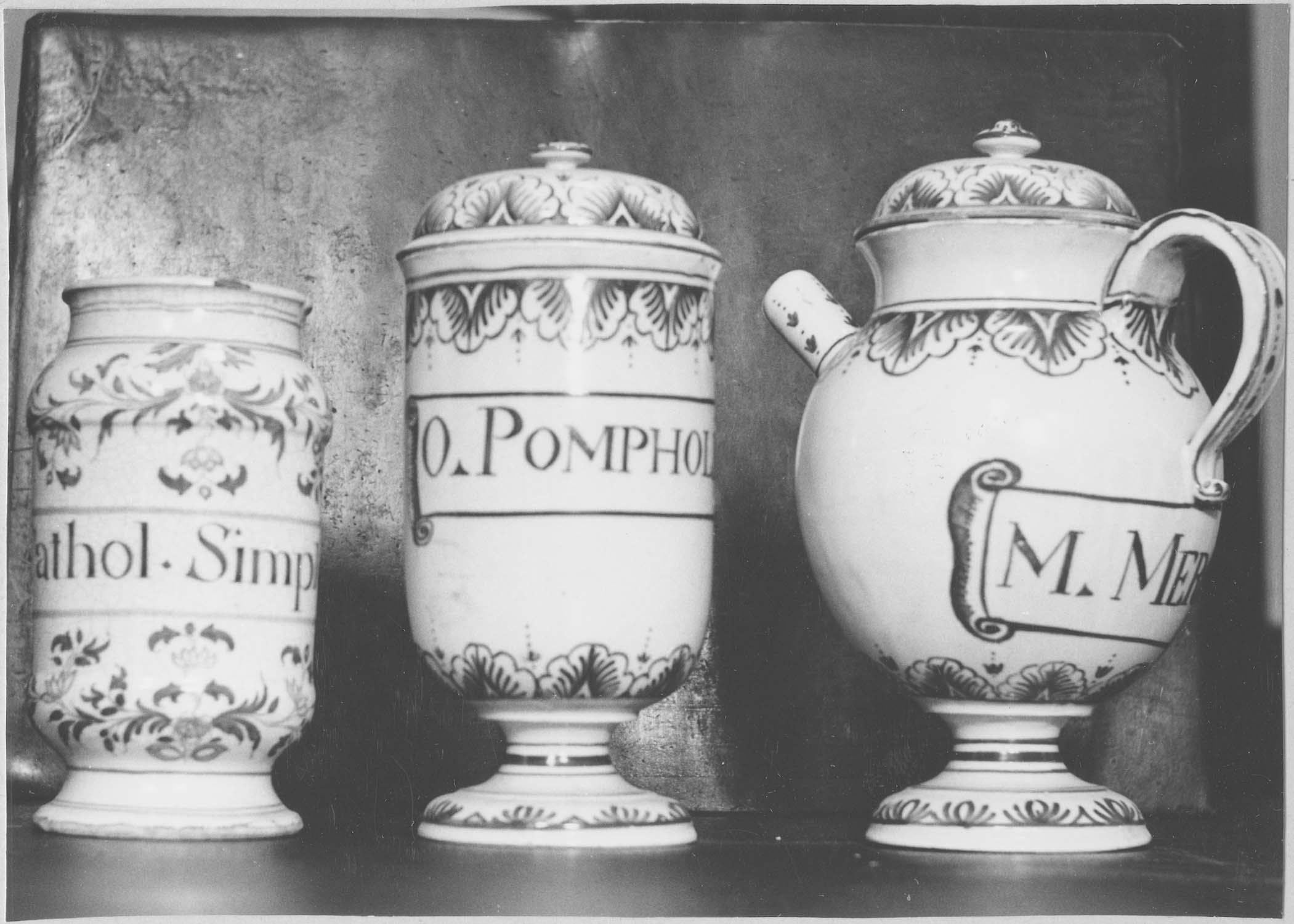 pots à pharmacie, vue générale - © Ministère de la Culture (France), Médiathèque du patrimoine et de la photographie (objets mobiliers), tous droits réservés