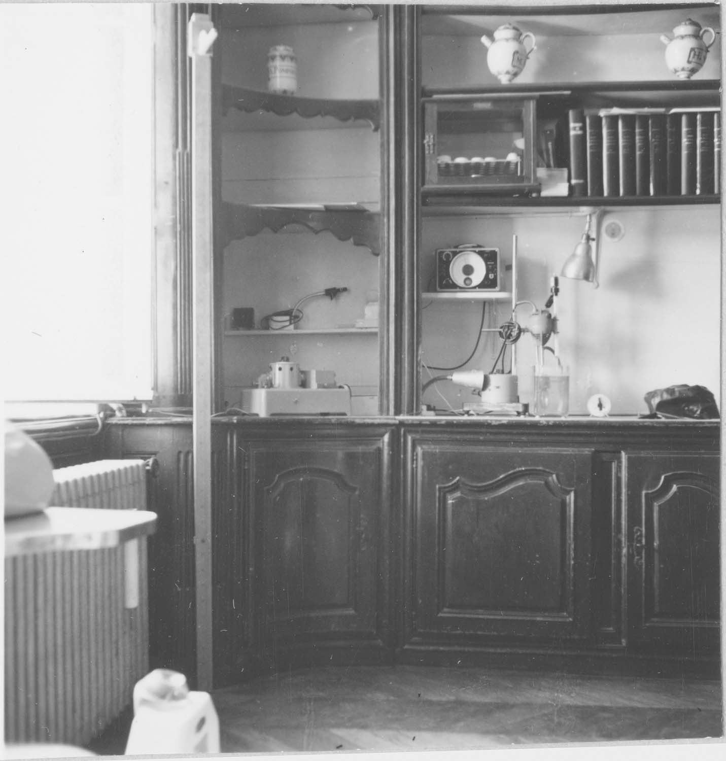 meuble de pharmacie, vue partielle - © Ministère de la Culture (France), Médiathèque du patrimoine et de la photographie (objets mobiliers), tous droits réservés