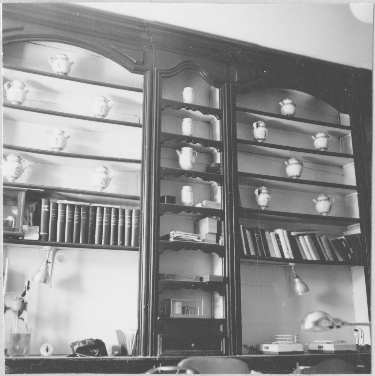 meuble de pharmacie, vue partielle - © Ministère de la Culture (France), Médiathèque du patrimoine et de la photographie (objets mobiliers), tous droits réservés