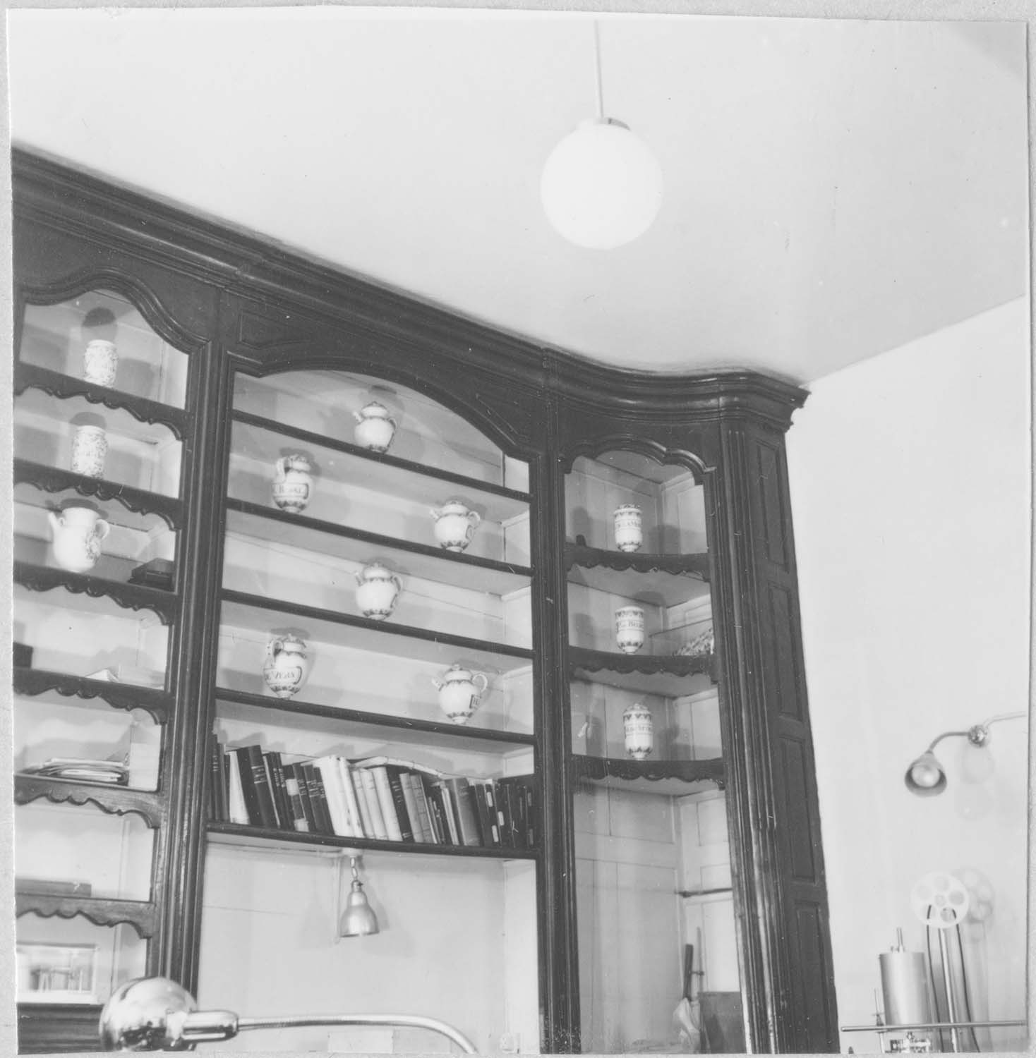meuble de pharmacie, vue partielle - © Ministère de la Culture (France), Médiathèque du patrimoine et de la photographie (objets mobiliers), tous droits réservés