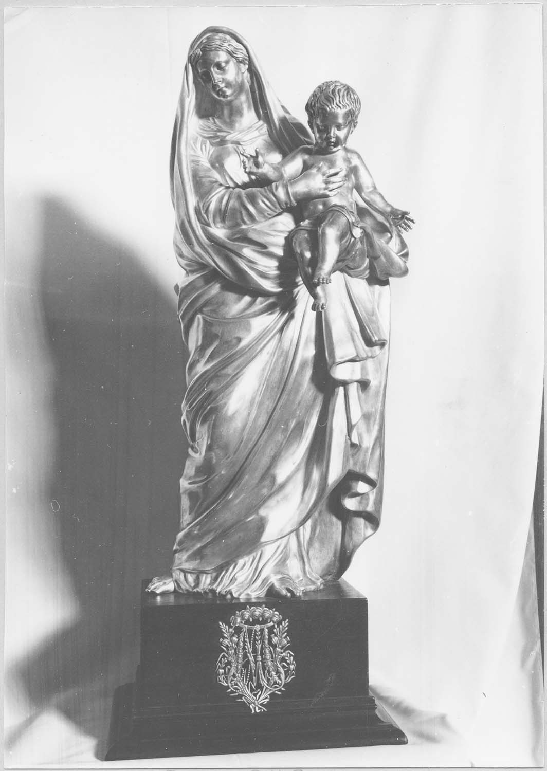 statuette : Vierge à l'Enfant, socle, vue générale - © Ministère de la Culture (France), Médiathèque du patrimoine et de la photographie, diffusion RMN-GP