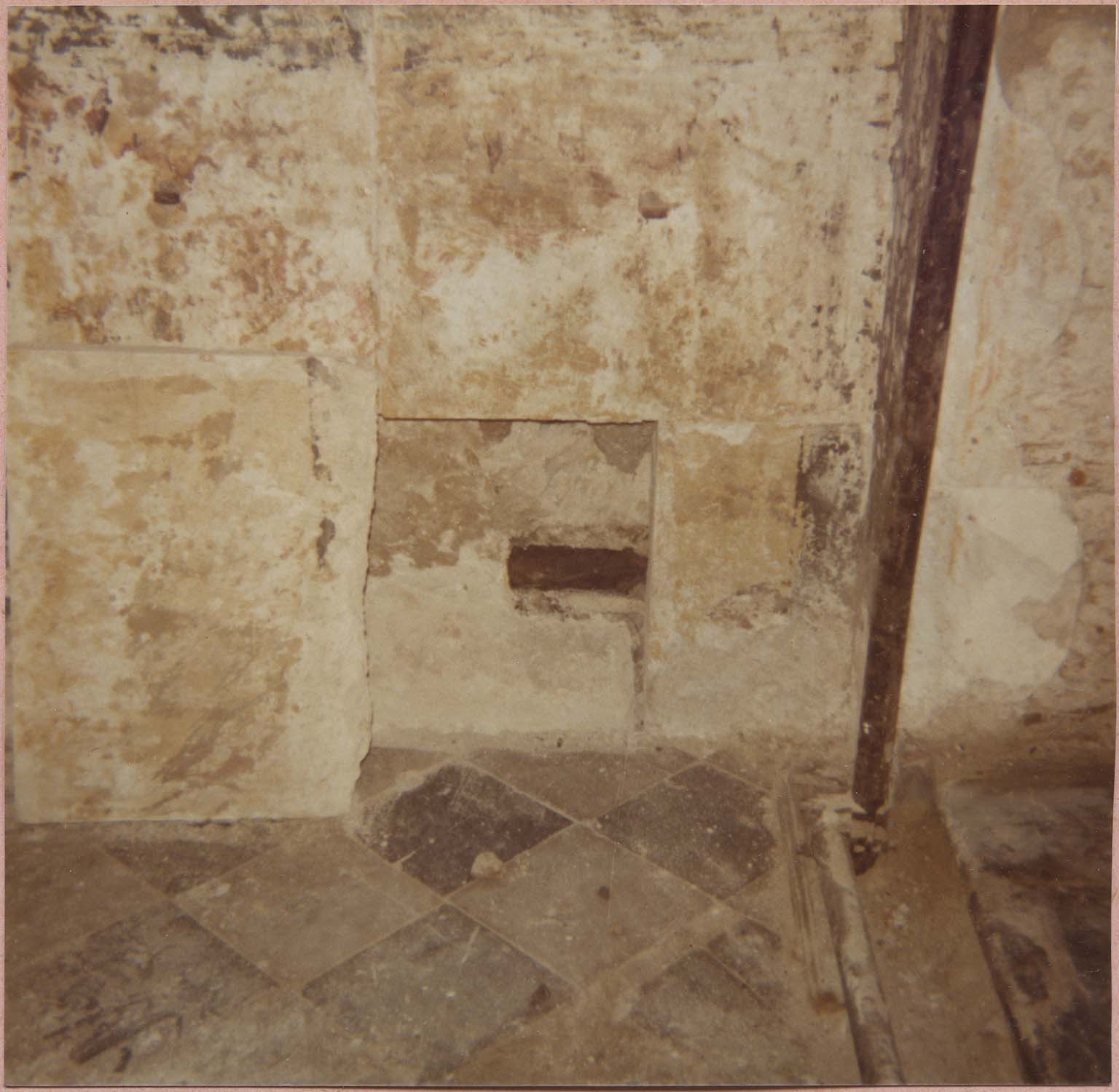 lambris de revêtement, retable, détail  des maçonneries situées derrières les lambris - © Ministère de la Culture (France), Médiathèque du patrimoine et de la photographie, diffusion RMN-GP