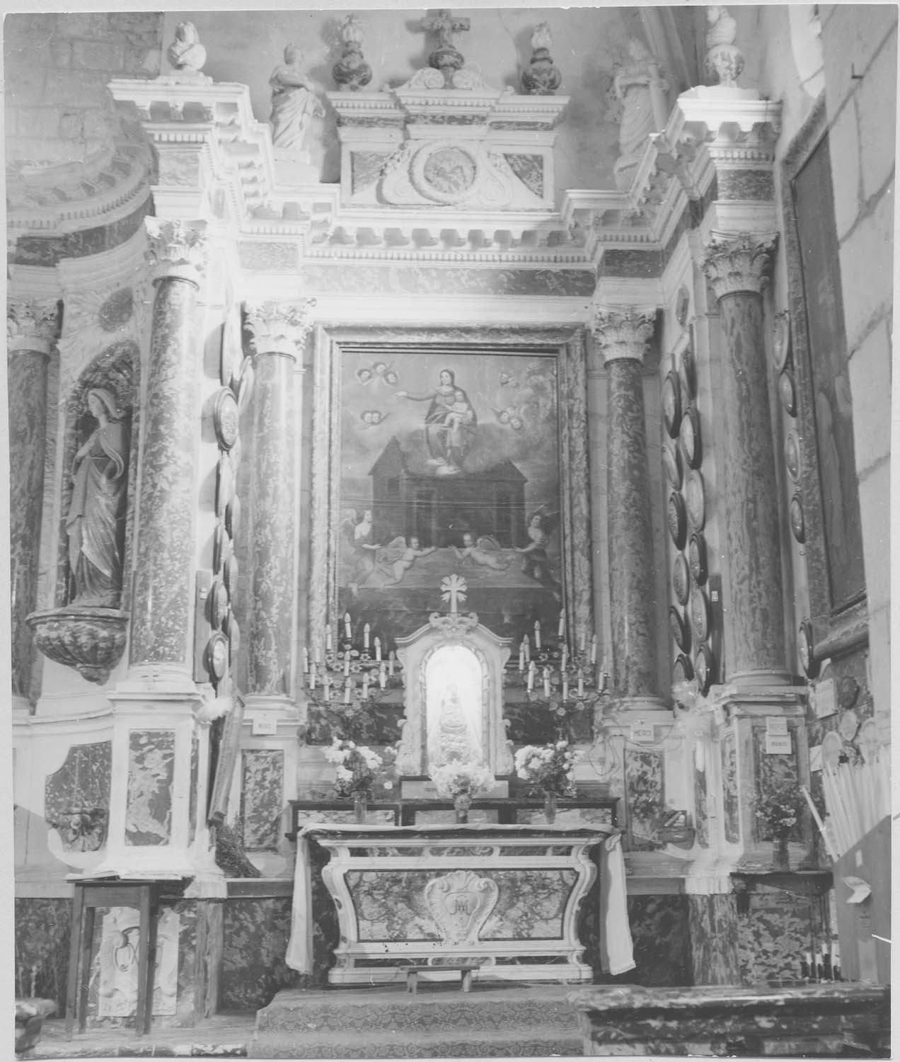 maître-autel, tableau : Vierge à l'Enfant assise sur le toit de la maison de Lorette, vue partielle - © Ministère de la Culture (France), Médiathèque du patrimoine et de la photographie, diffusion RMN-GP