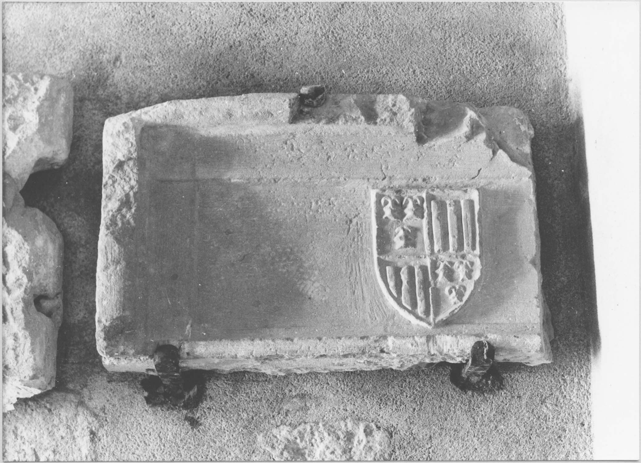 dalle armoriée (fragment) provenant d'un monument ou d'un tombeau, vue générale