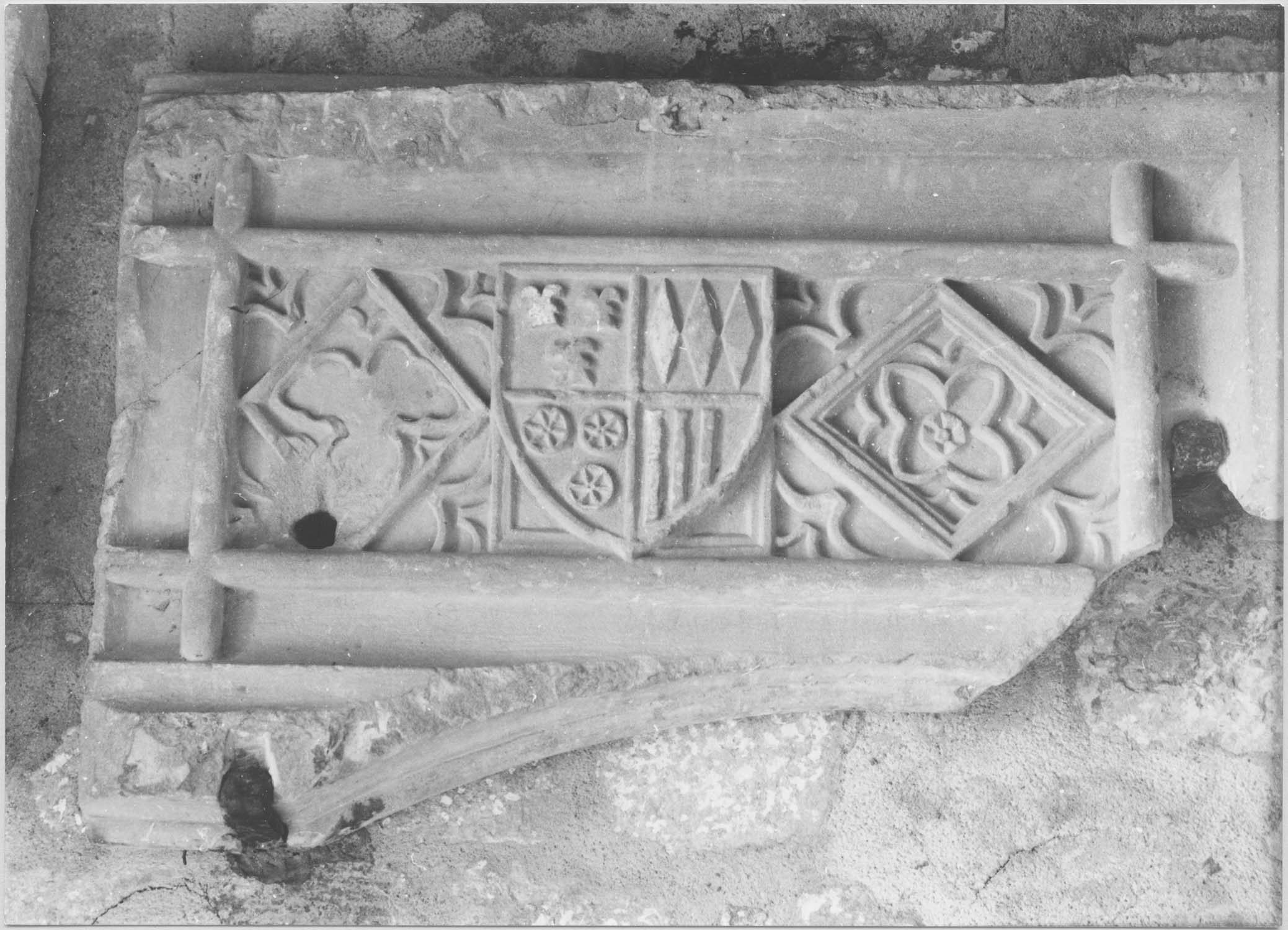 dalle armoriée (fragment) provenant d'un monument ou d'un tombeau, vue générale