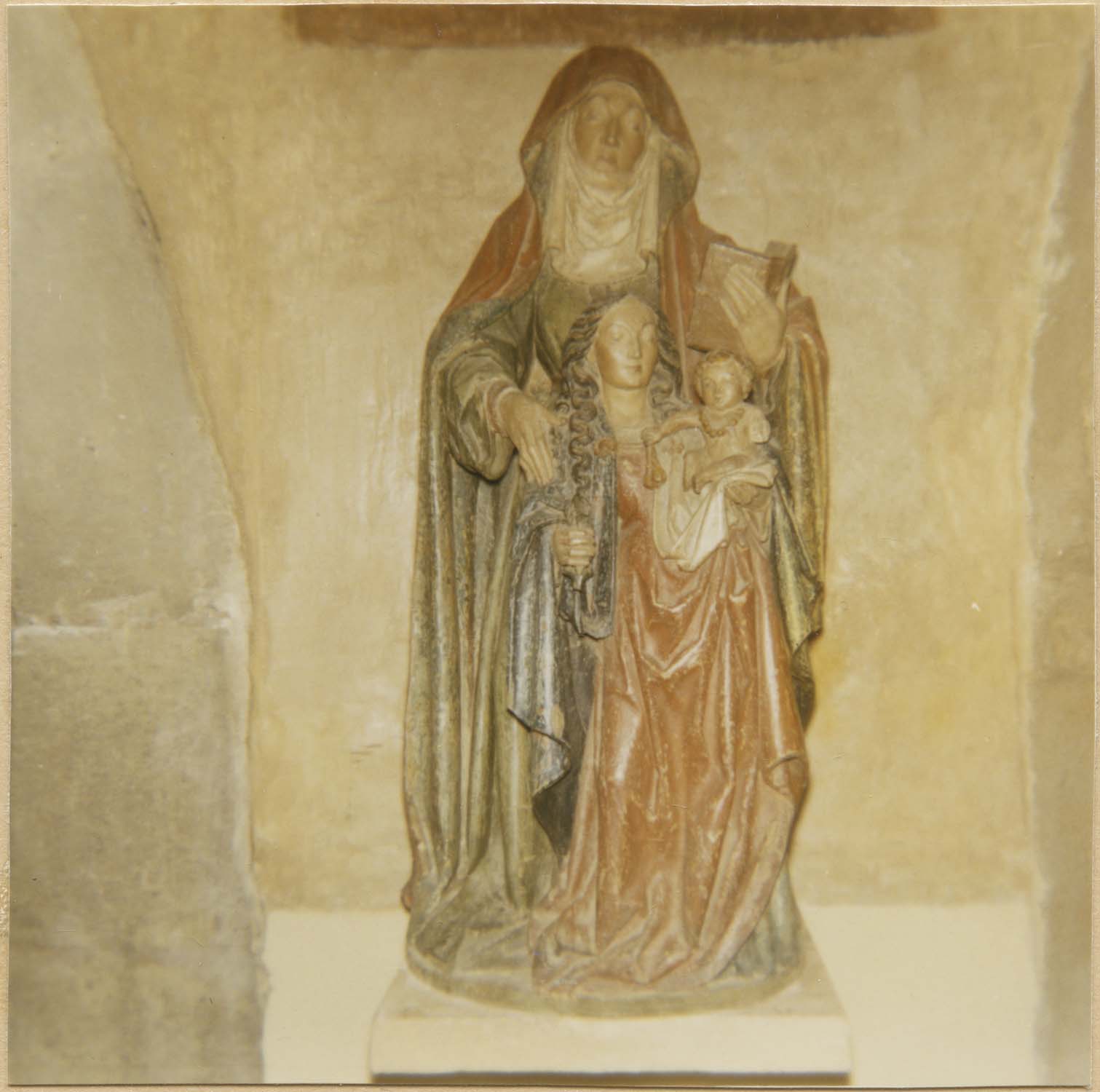 groupe sculpté : sainte Anne, la Vierge et l'Enfant, vue générale