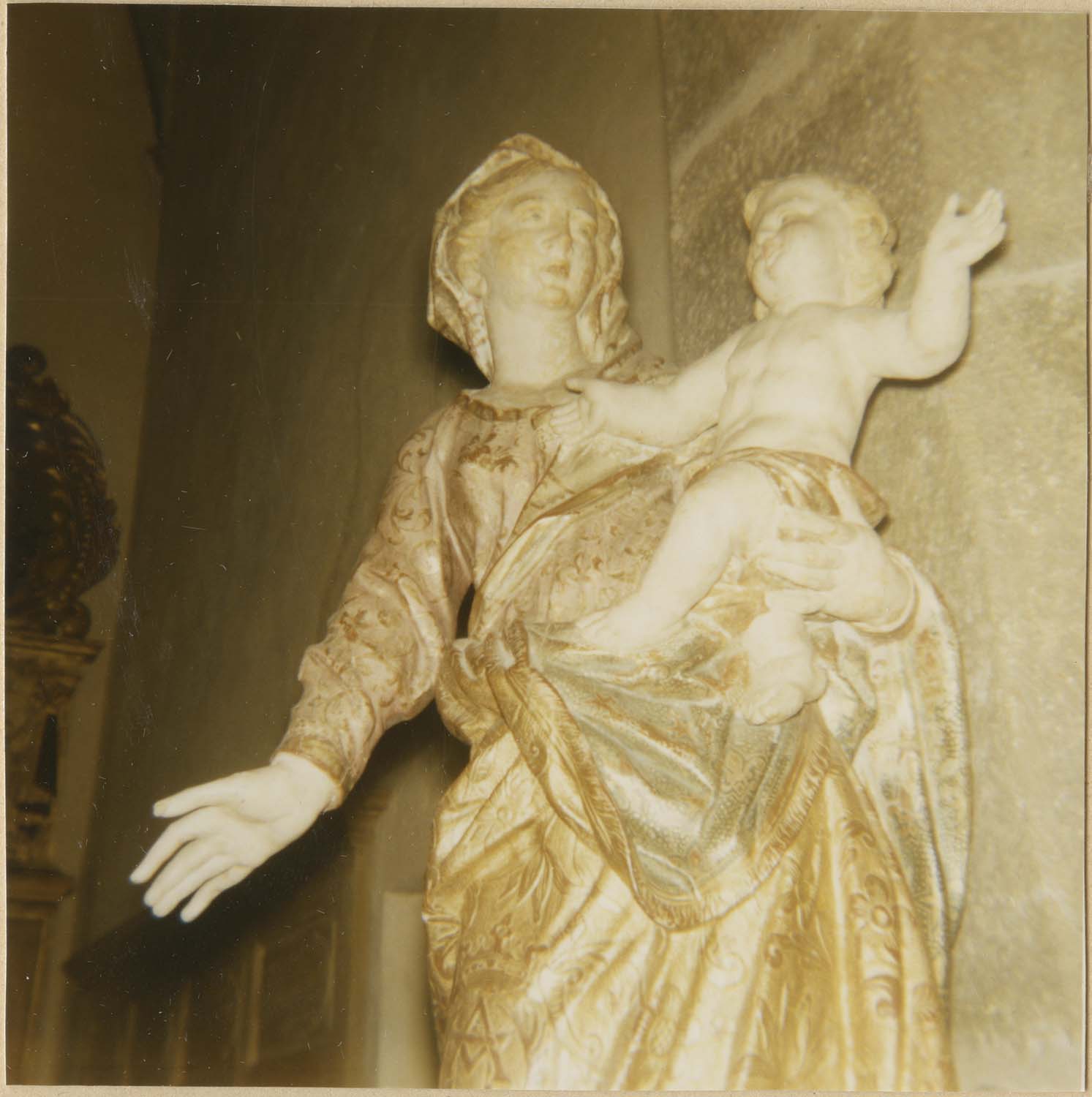 statue : Vierge à l'Enfant, vue partielle