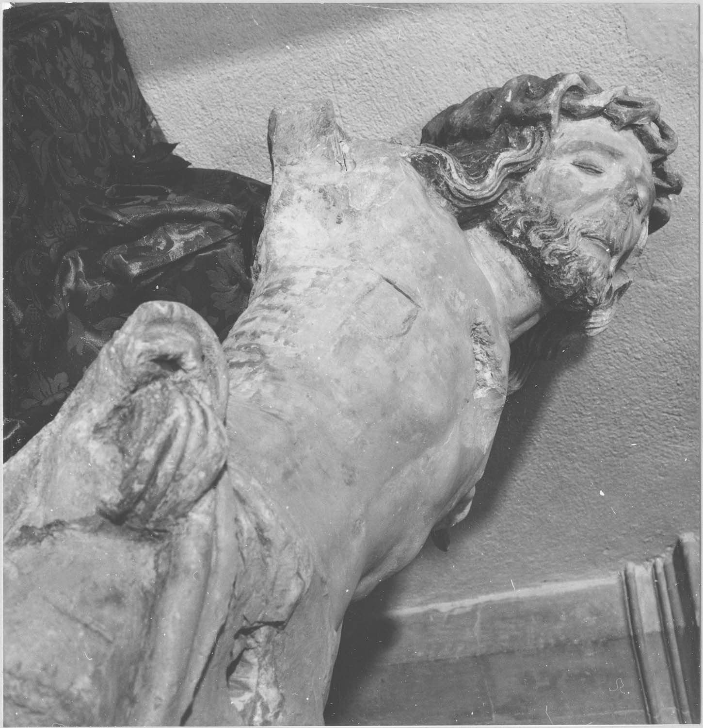 statue : Christ en Croix, vue partielle