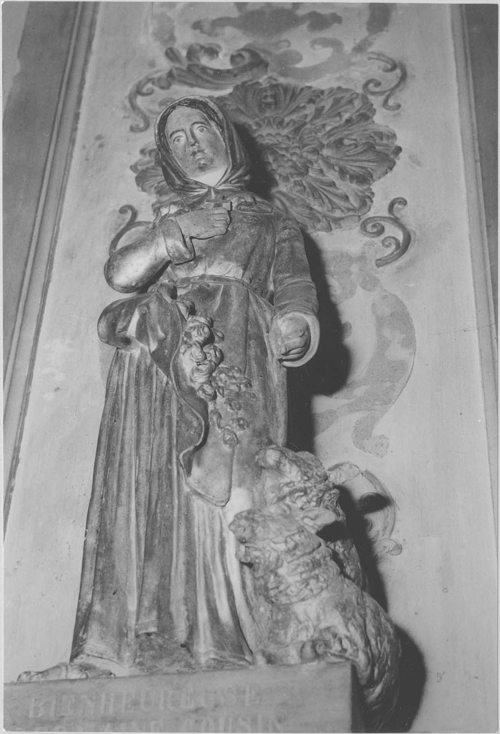 statue (statuette) : sainte Germaine, vue générale