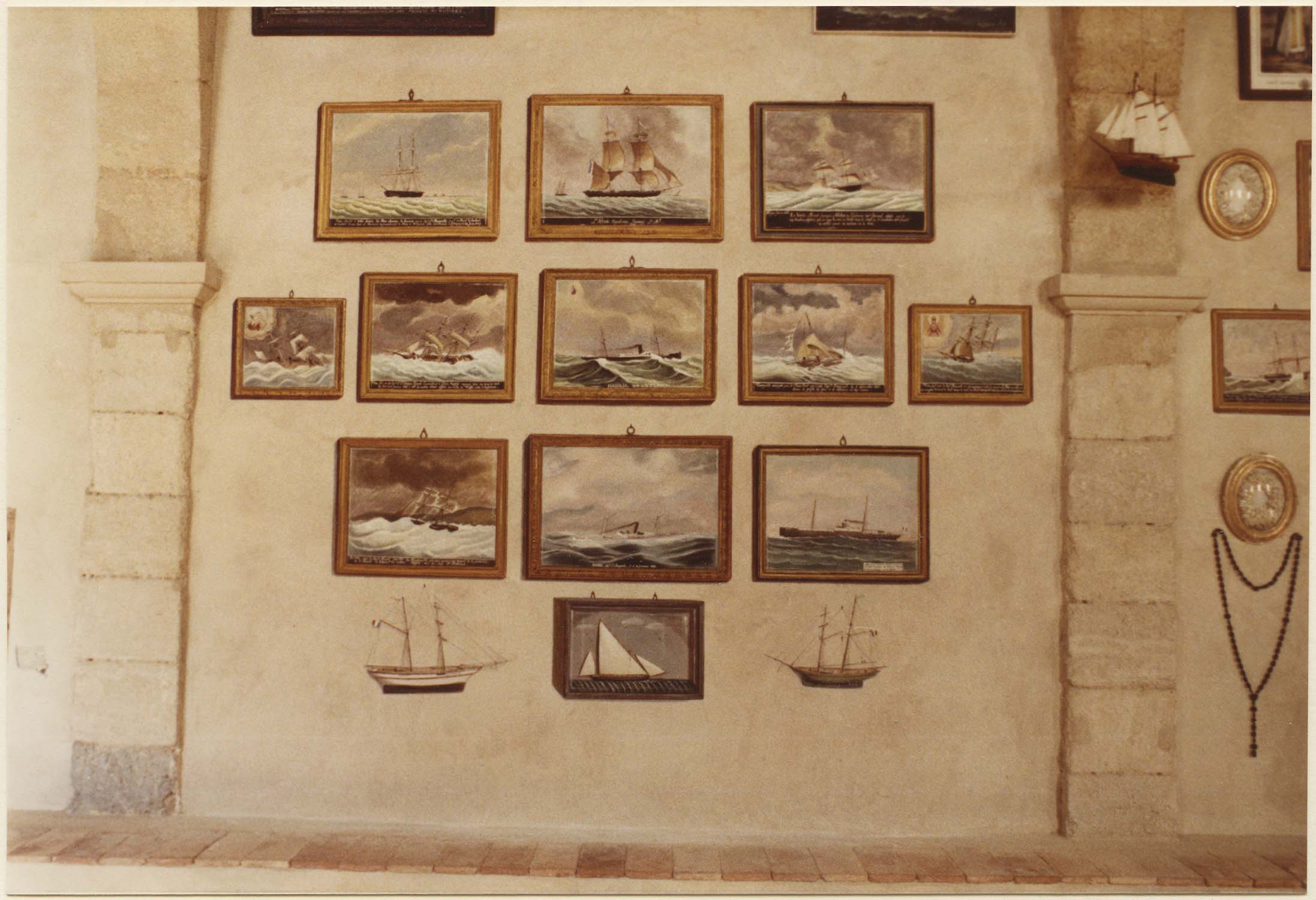 ex-voto de marins, vue partielle in situ