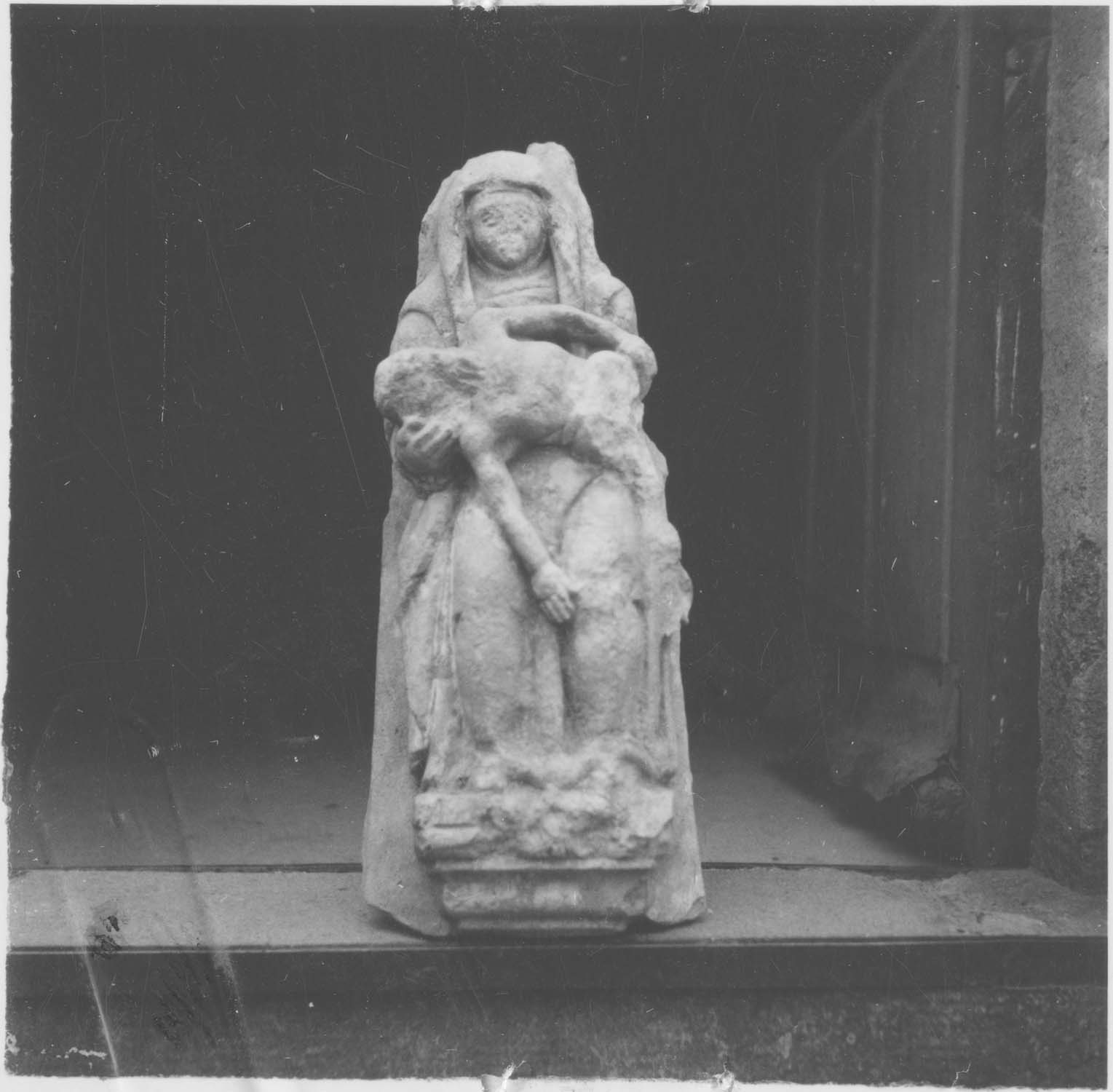 groupe sculpté : Vierge de Pitié, vue générale - © Ministère de la Culture (France), Médiathèque du patrimoine et de la photographie, diffusion RMN-GP