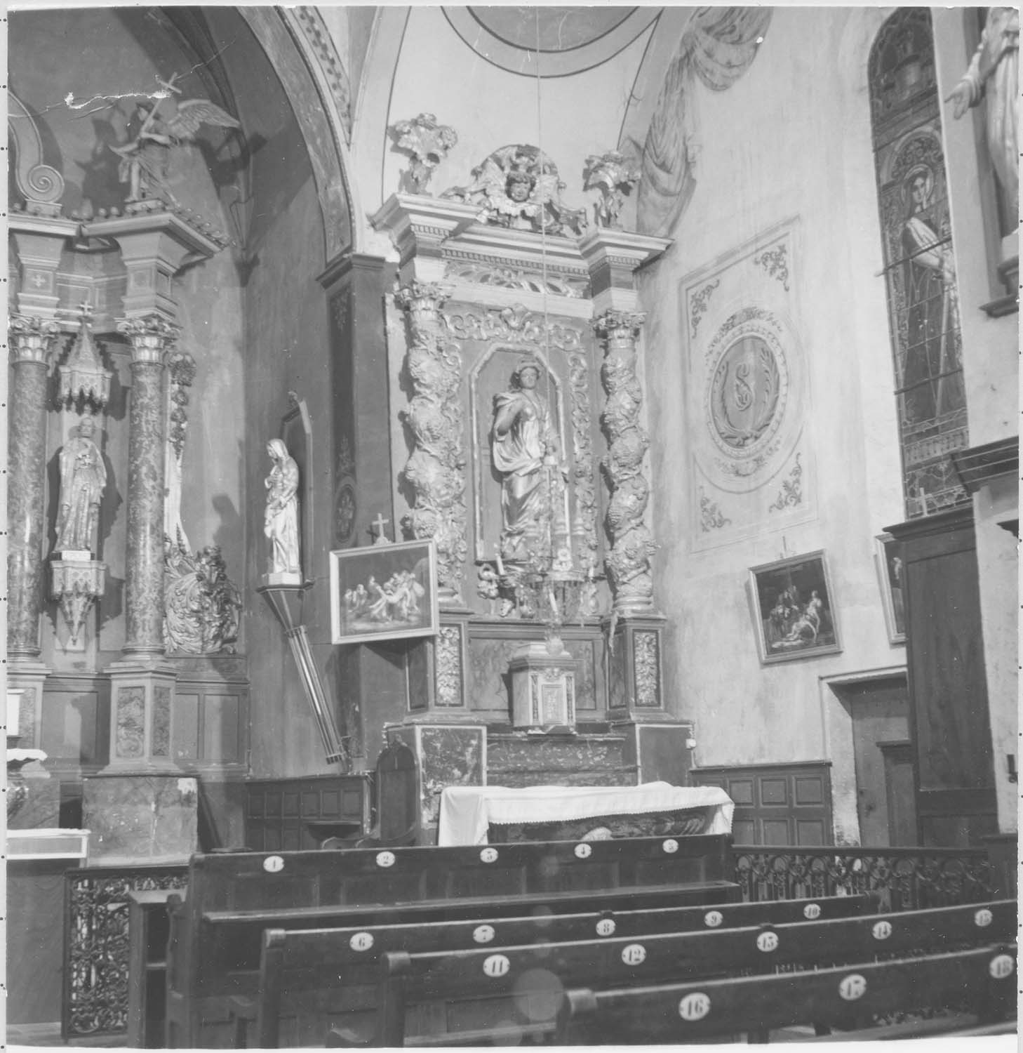 autel latéral sud, retable, statue : Le Pape saint Zacharie, vue générale