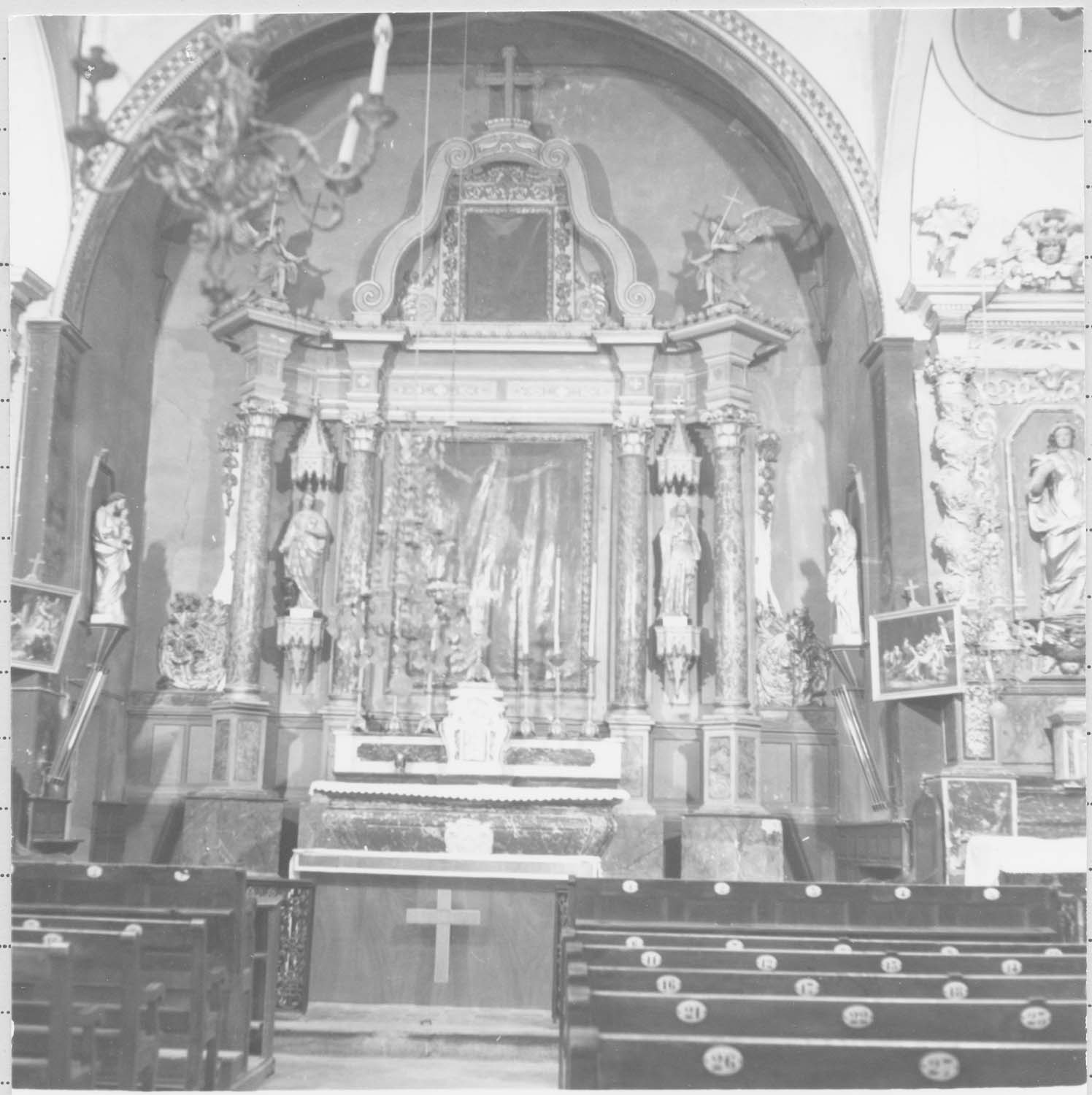maître-autel, retable, tableaux, statues, vue générale
