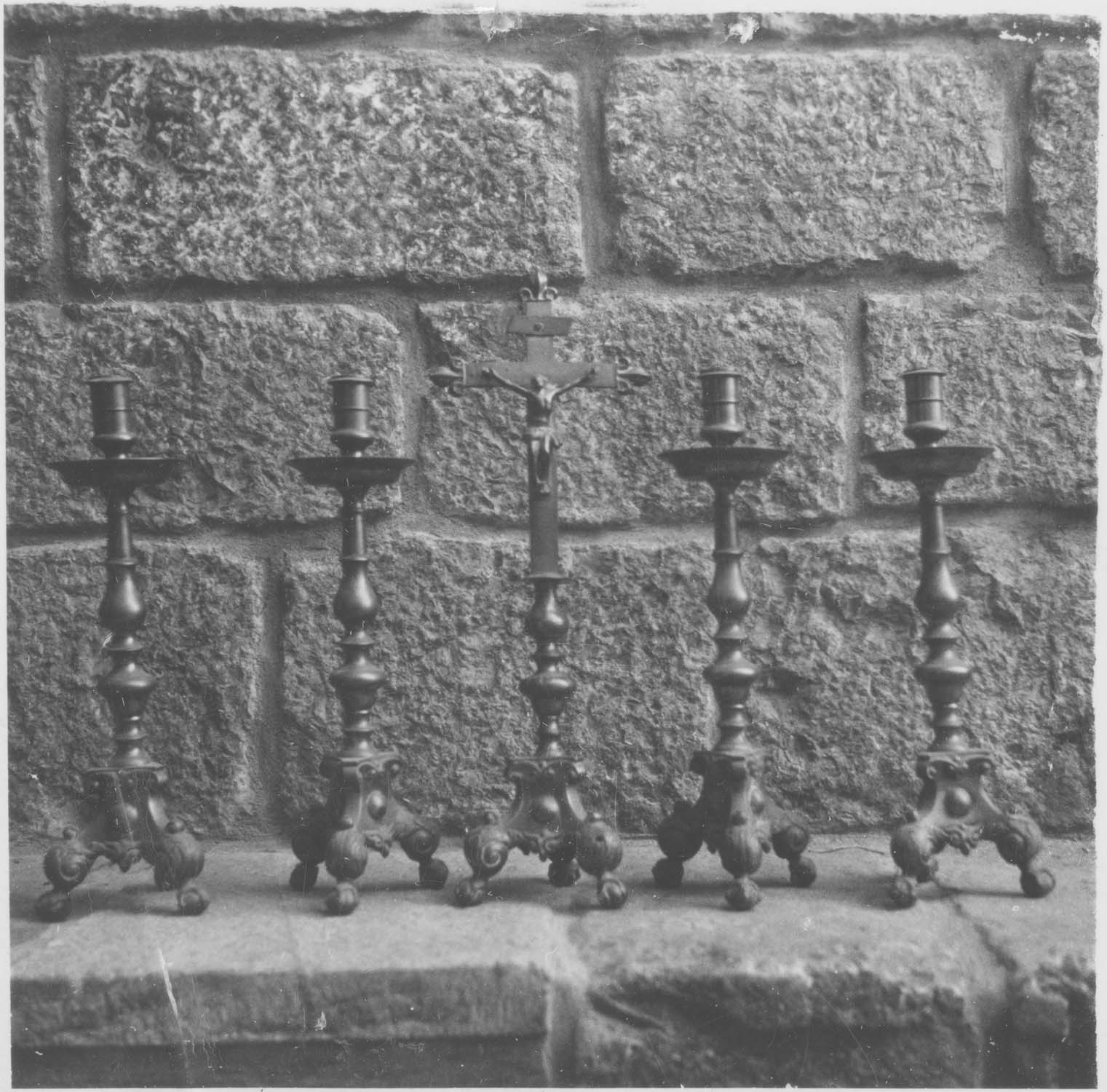 garniture d'autel : croix (crucifix) et 4 chandeliers, vue générale - © Ministère de la Culture (France), Médiathèque du patrimoine et de la photographie, diffusion RMN-GP
