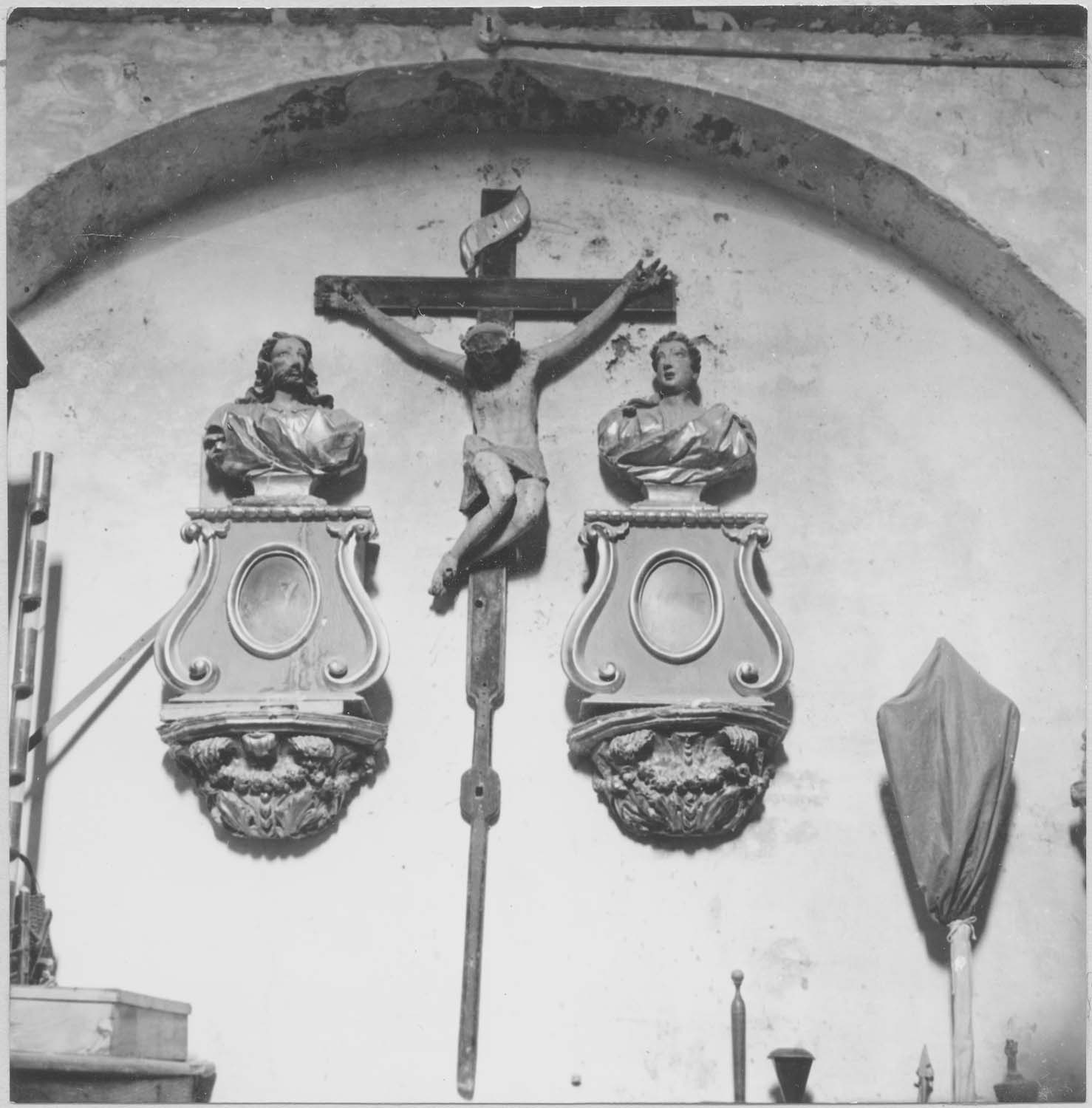 bustes, consoles-reliquaires, statue : Christ en croix, vue générale