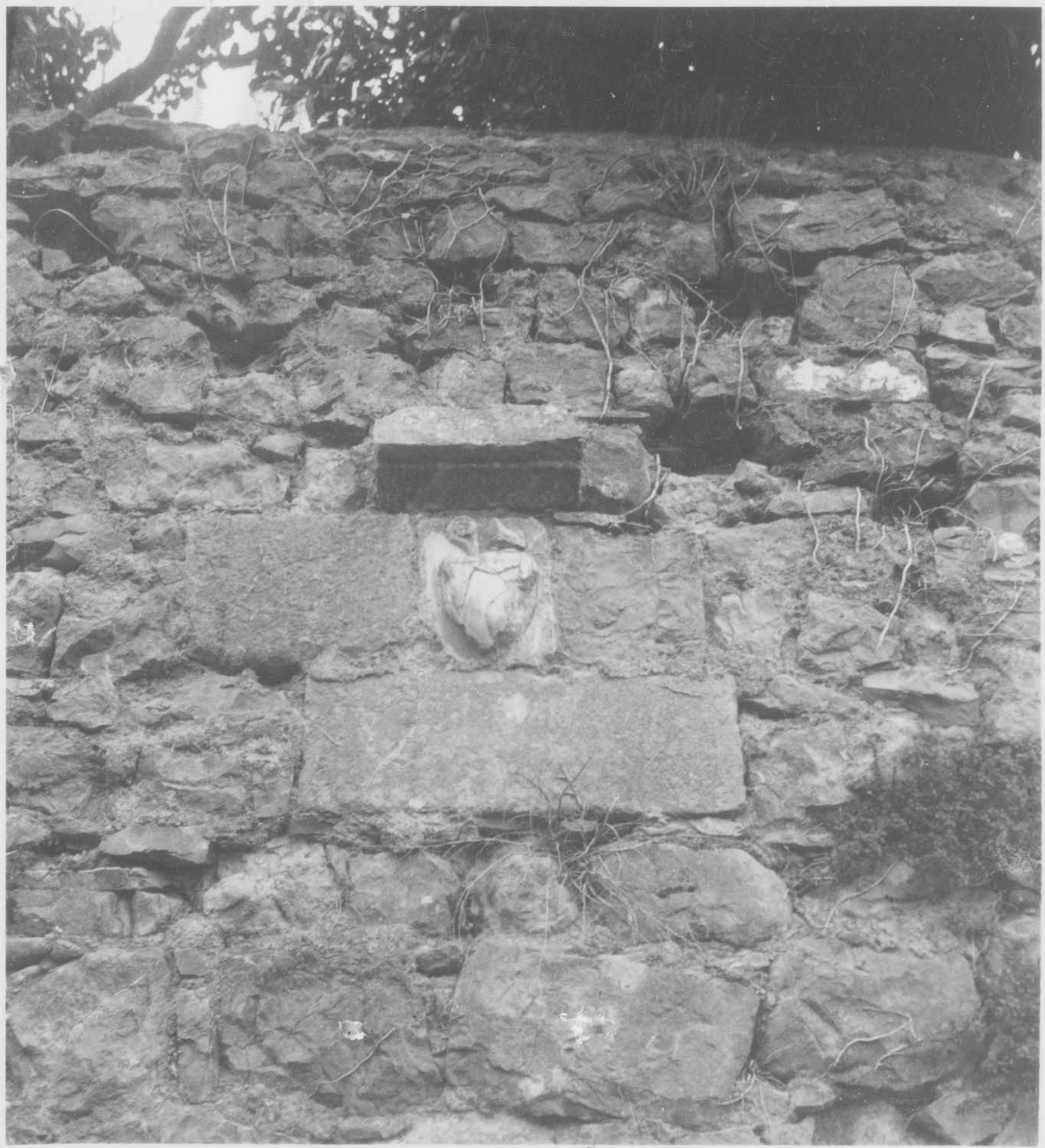 haut-relief : armoiries de l'abbé Guy Ier du Breuil, vue générale - © Ministère de la Culture (France), Médiathèque du patrimoine et de la photographie, diffusion RMN-GP