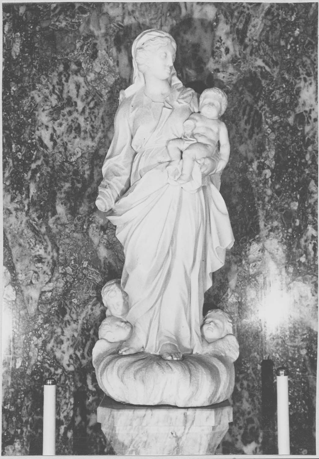 statue : Vierge à l'enfant, vue générale