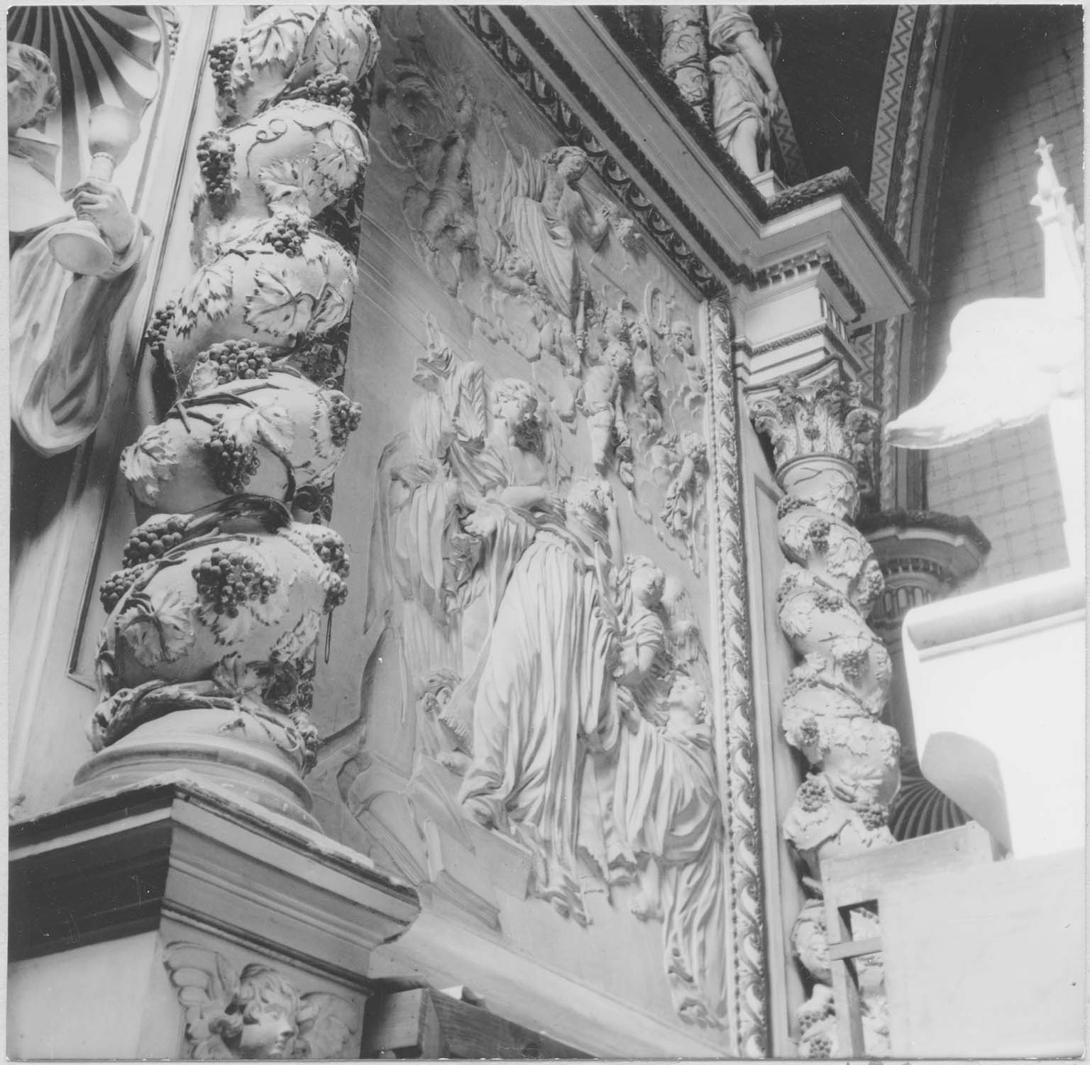 retable du maître-autel, haut-relief : Jésus apparaissant à saint Augustin, vue générale