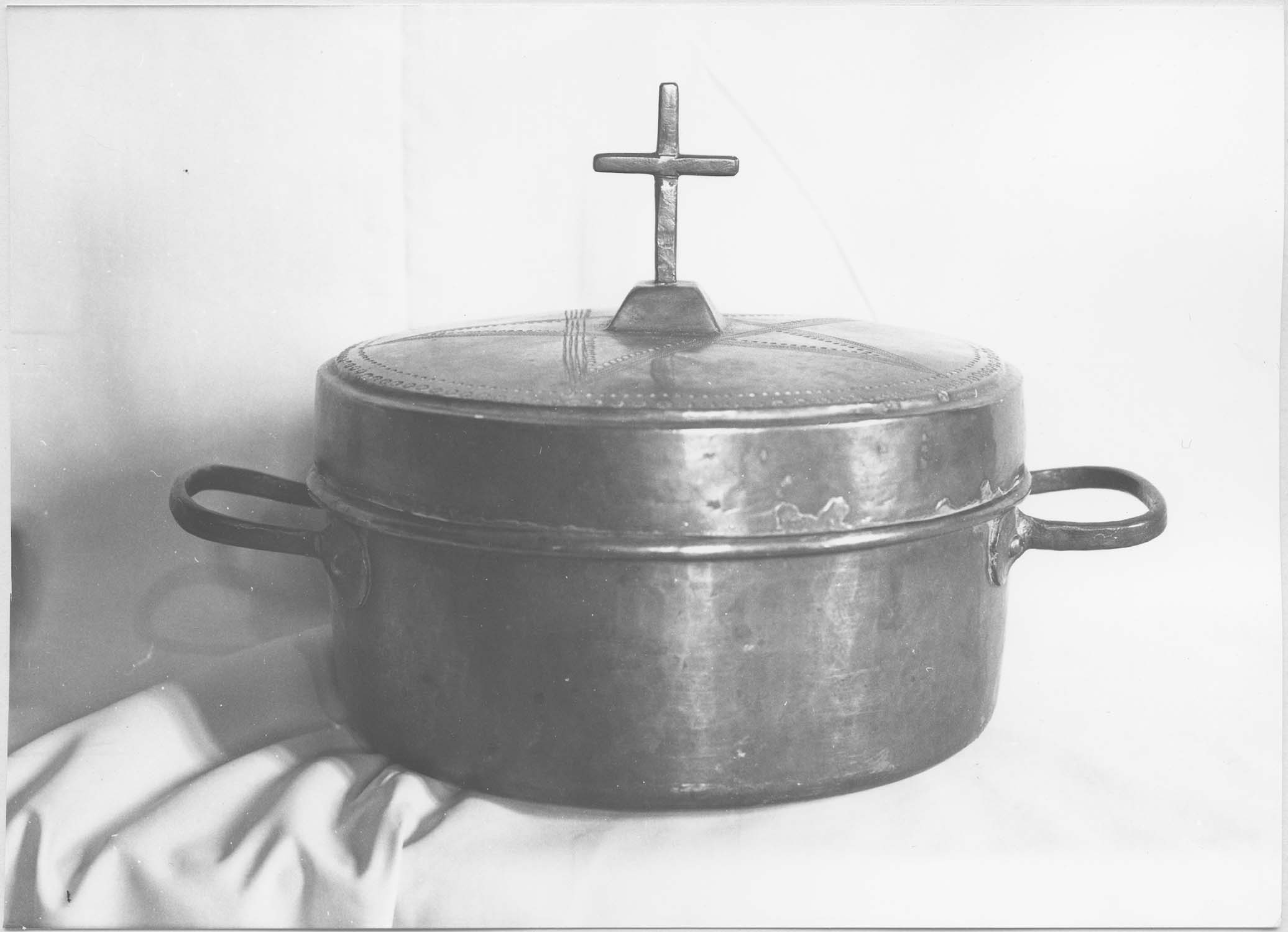 réserve à eau baptismale (bassin à eau baptismale), vue générale - © Ministère de la Culture (France), Médiathèque du patrimoine et de la photographie, diffusion RMN-GP