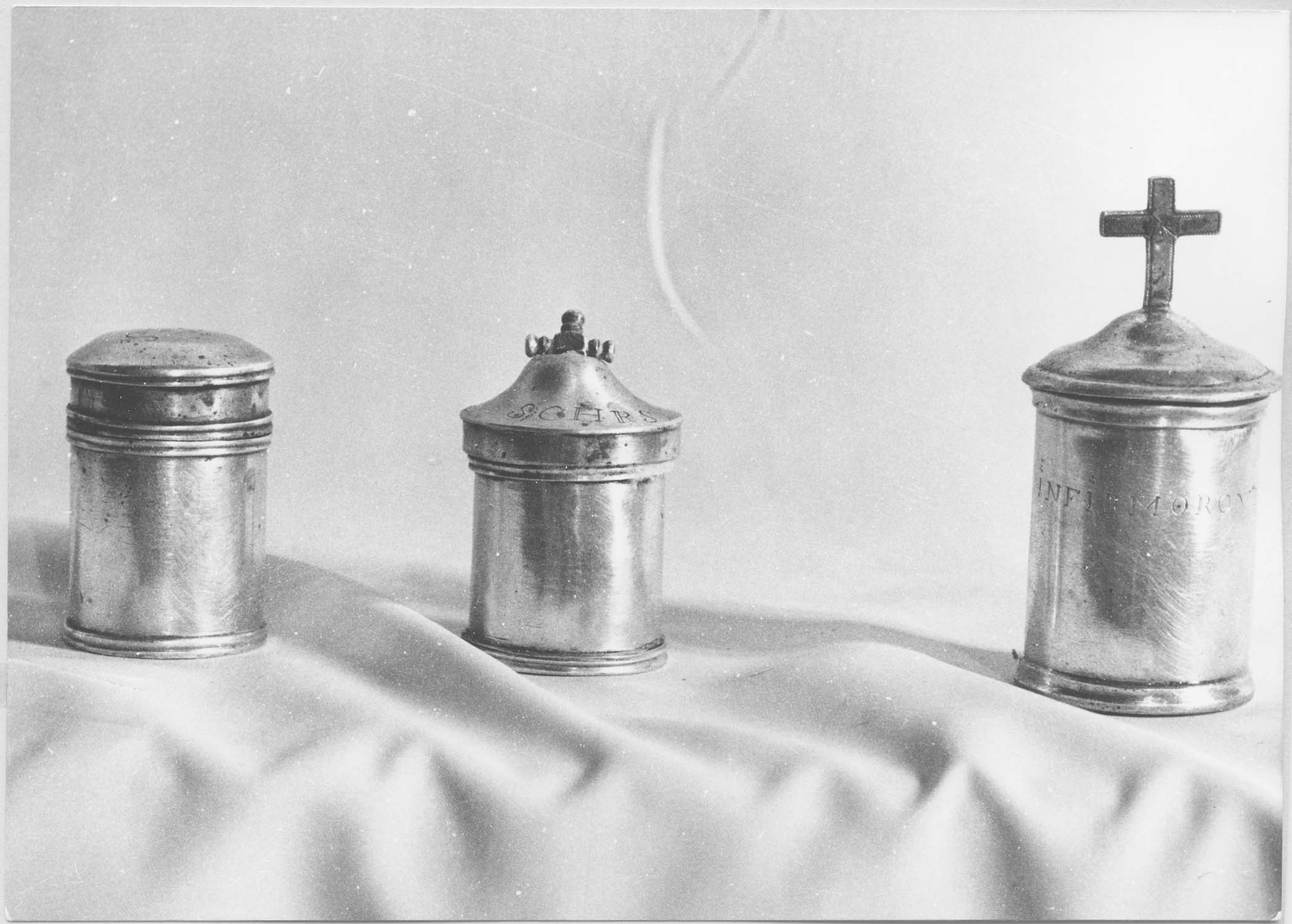 ampoules aux saintes huiles, vue générale - © Ministère de la Culture (France), Médiathèque du patrimoine et de la photographie, diffusion RMN-GP