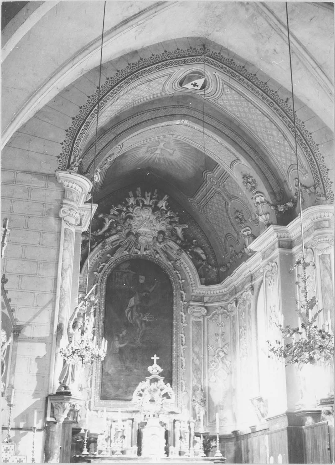 maître-autel avec tabernacle, retable, exposition, tableau : Le Christ en croix ayant à ses pieds Marie Madeleine, vue générale