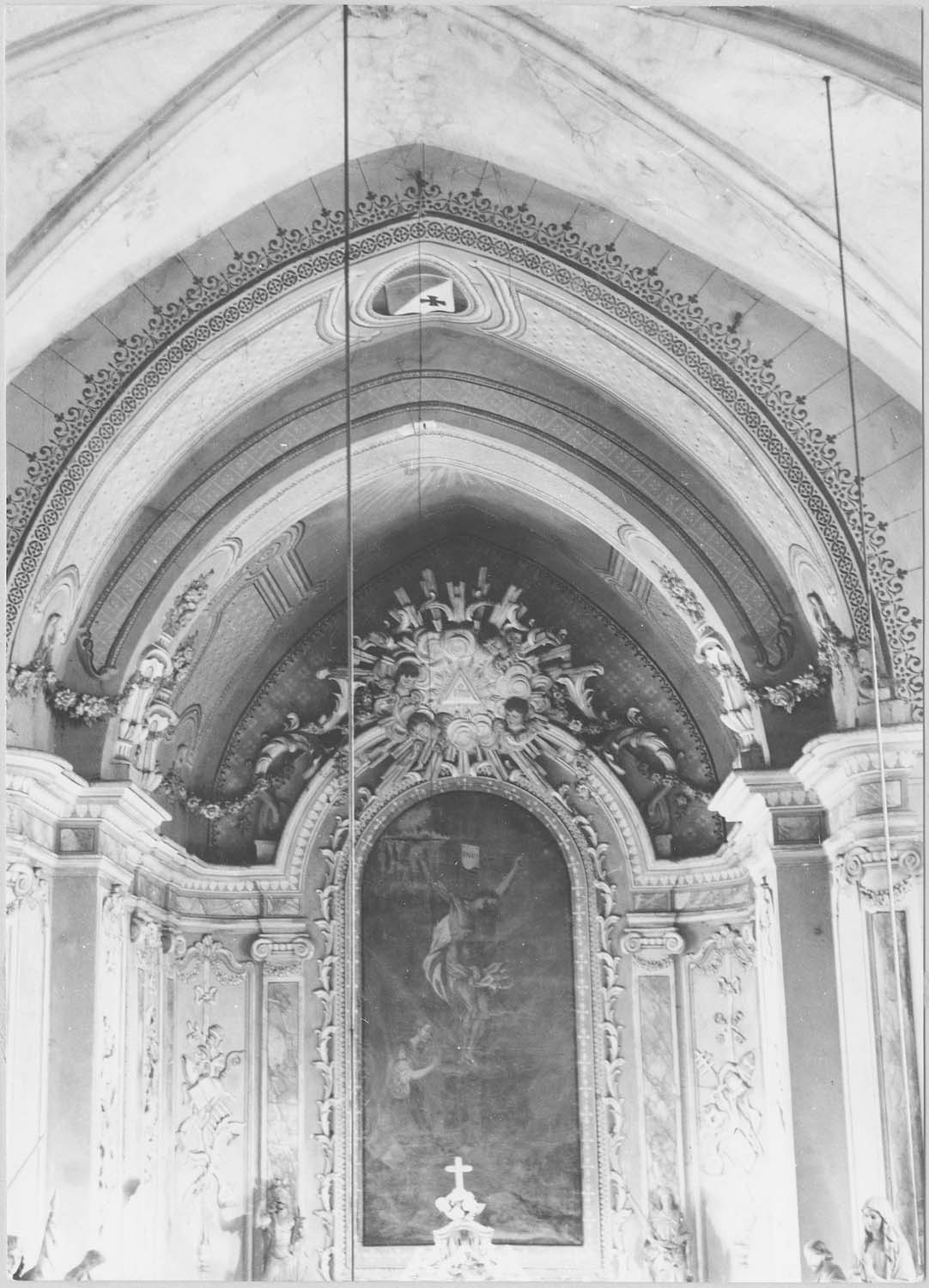 maître-autel avec tabernacle, retable, exposition, tableau : Le Christ en croix ayant à ses pieds Marie Madeleine, vue générale