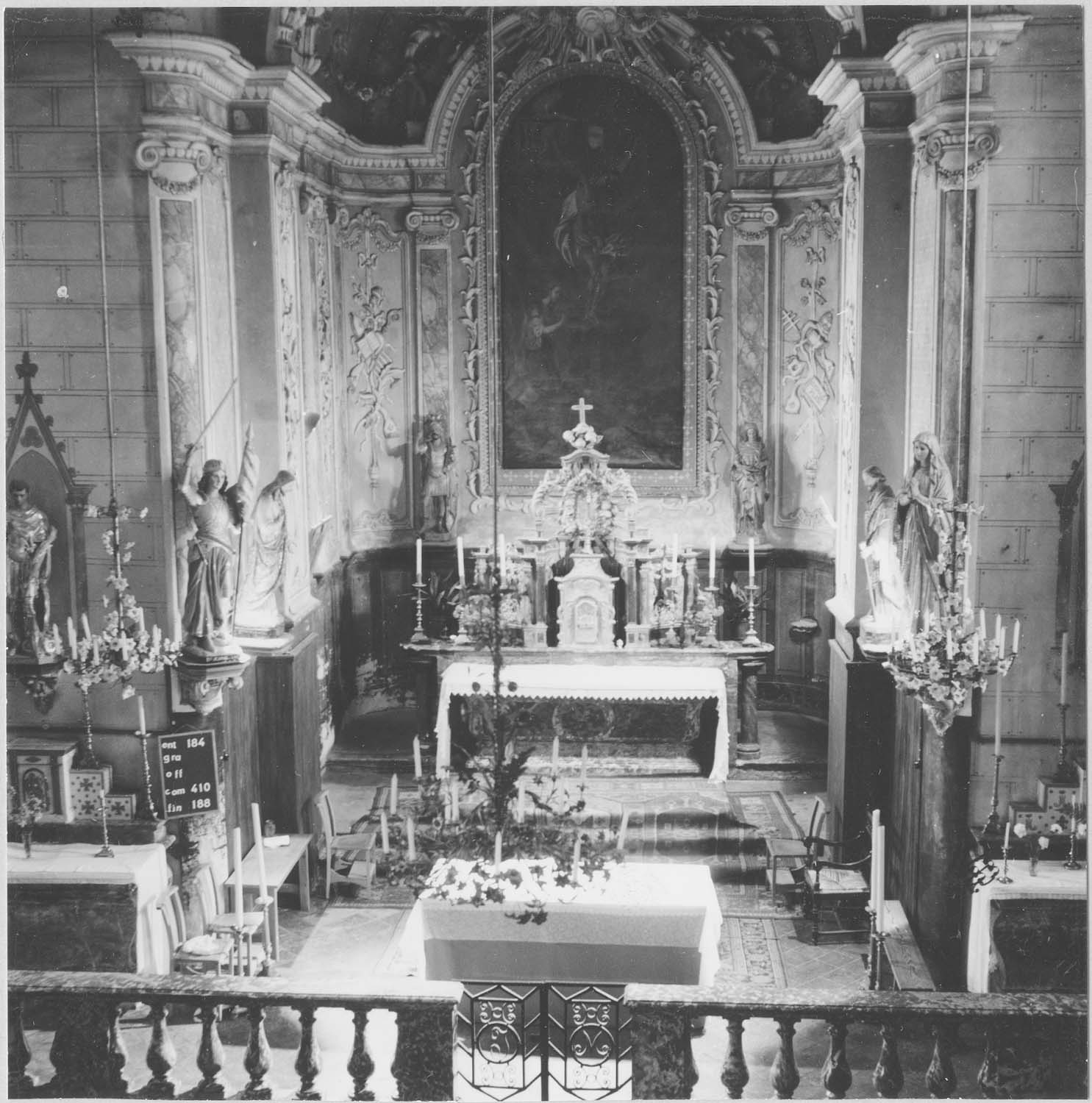 clôture de choeur (table de communion), autels secondaires, maître-autel avec tabernacle, retable, exposition, tableau : Le Christ en croix ayant à ses pieds Marie Madeleine, vue générale
