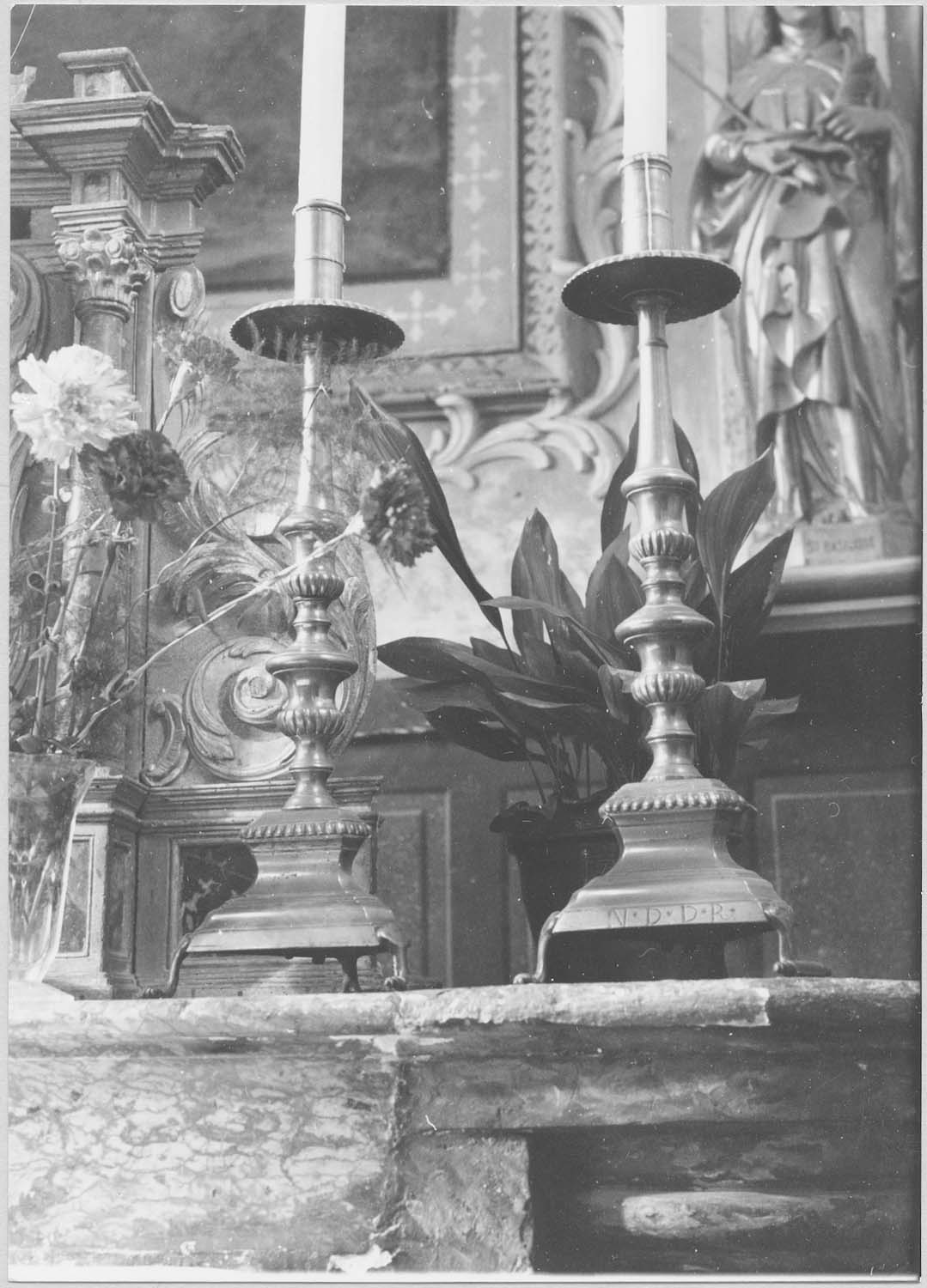 garniture du maître-autel : chandeliers, vue générale