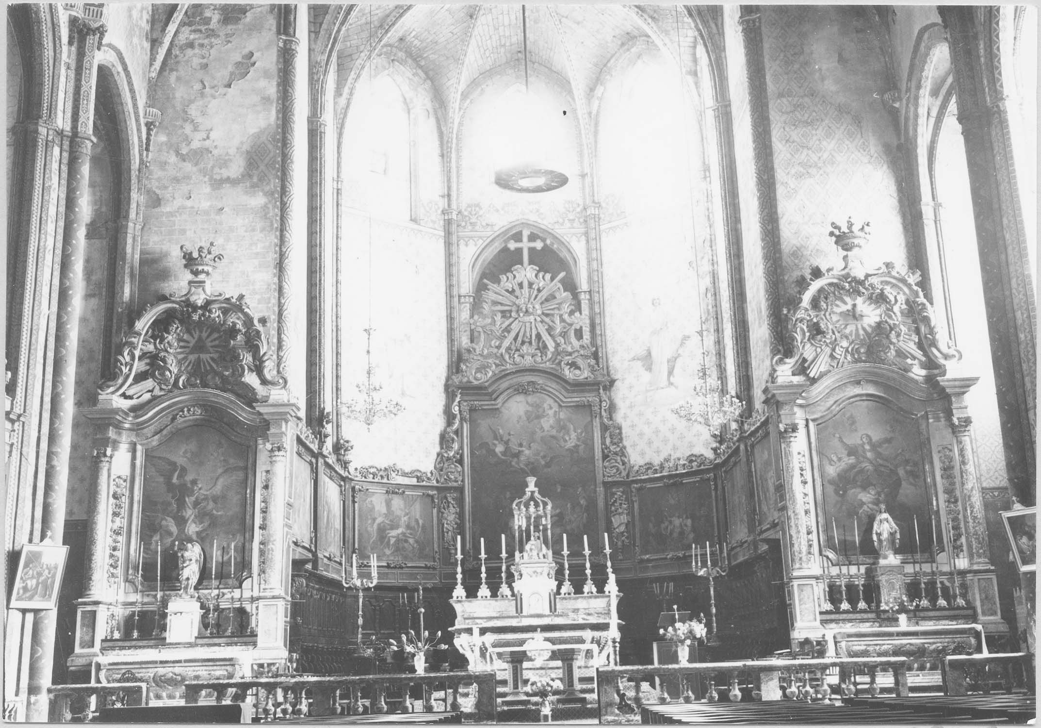 maître-autel, tabernacle, ciborium (baldaquin) et 2 autels secondaires, tabernacles, retables, 2 crédences, lambris de revêtement, 4 chandeliers (candélabres), lutrin, vue générale