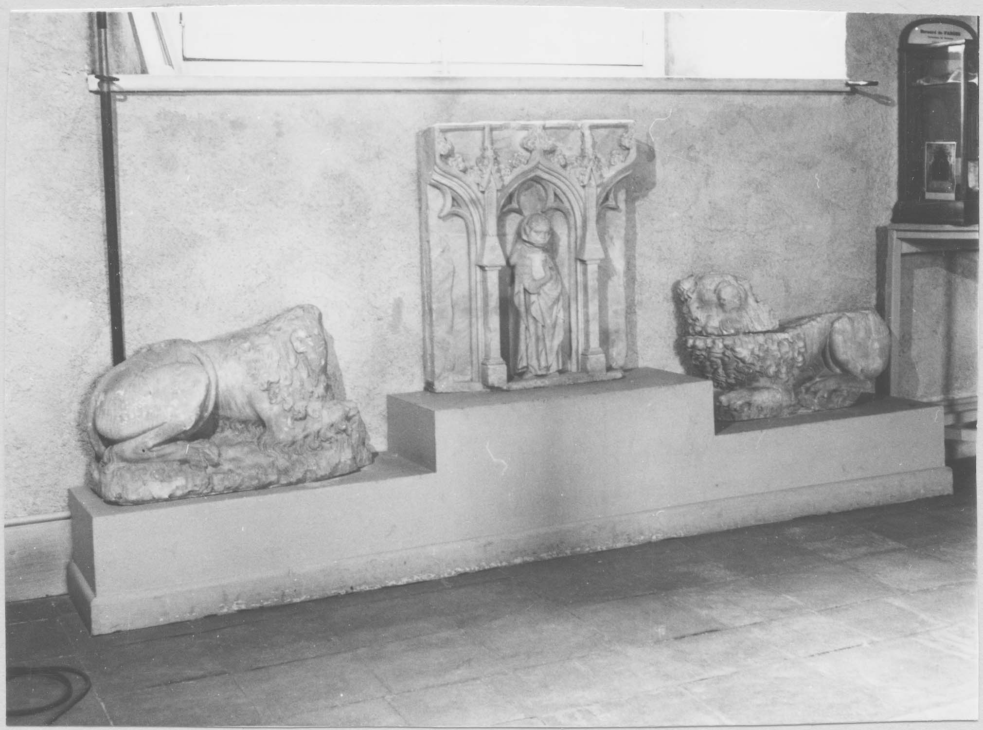 fragments du tombeau des Entrailles du roi Philippe III le Hardi : pleurant et deux lions, vue générale