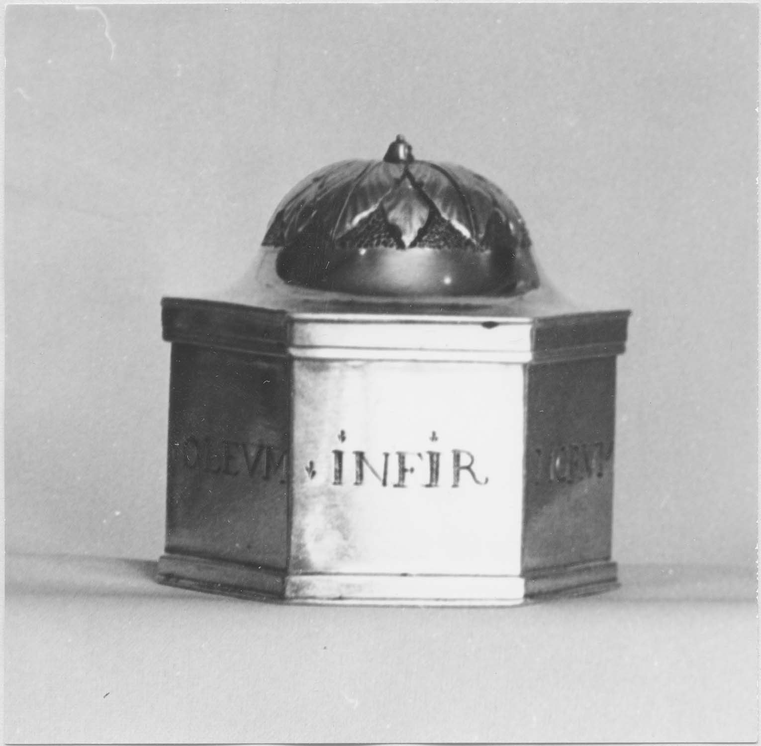 coffret aux saintes huiles (chrémeau), ampoule à huile des malades (ampoule à huile des infirmes), vue générale - © Ministère de la Culture (France), Médiathèque du patrimoine et de la photographie, diffusion RMN-GP