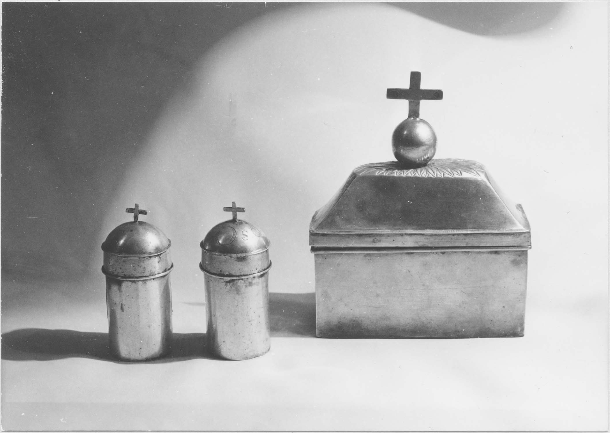 ampoules aux saintes huiles (chrémeaux), coffret aux saintes huiles, vue générale - © Ministère de la Culture (France), Médiathèque du patrimoine et de la photographie, diffusion RMN-GP