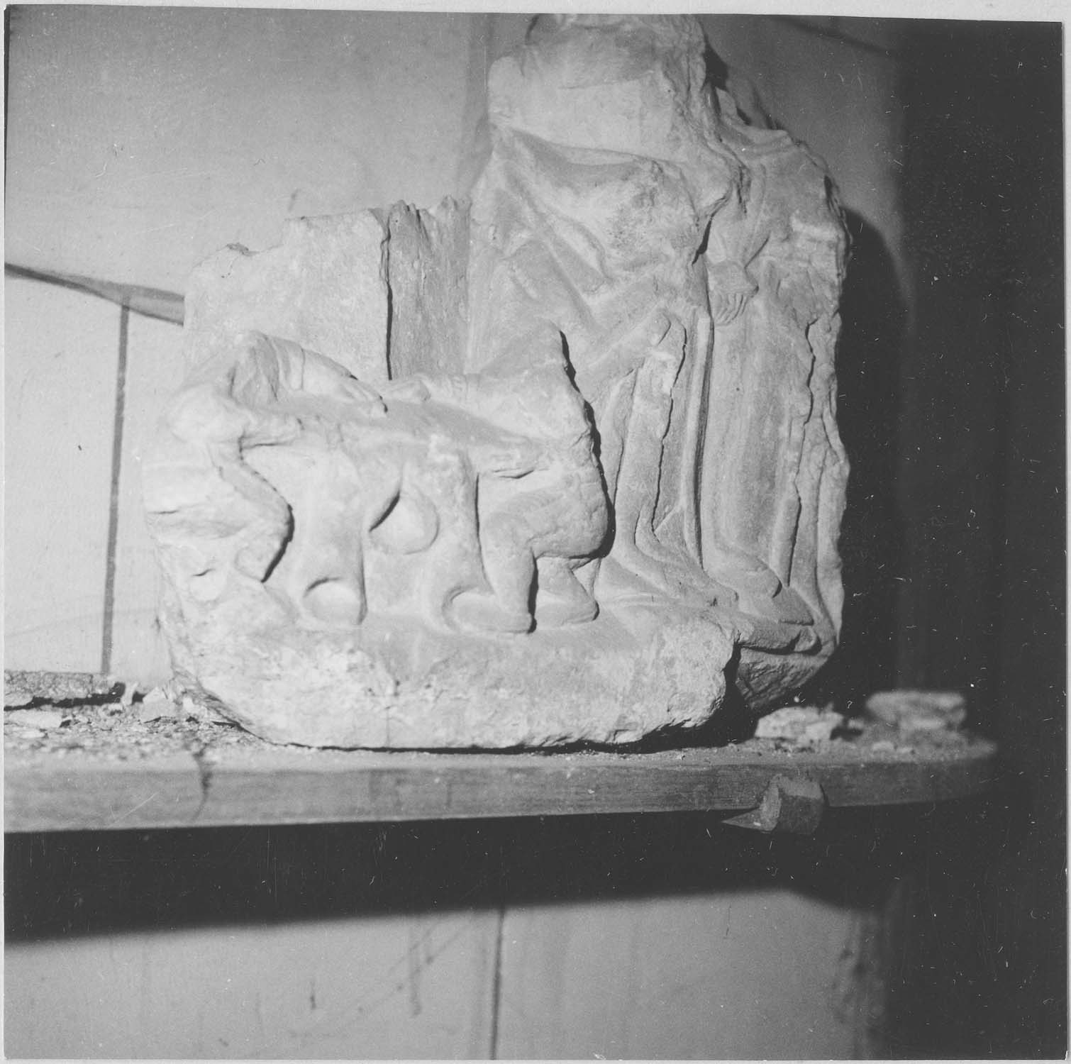 bas-relief (fragment) : soldats romains jouant aux dés la robe du Christ, vue générale