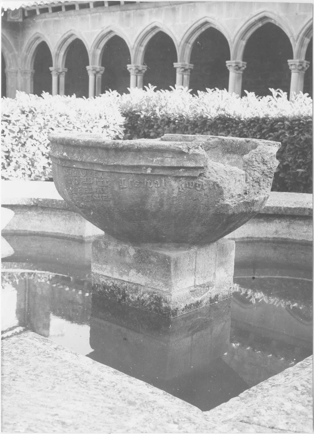 fonts baptismaux, vue générale - © Ministère de la Culture (France), Médiathèque du patrimoine et de la photographie, diffusion RMN-GP