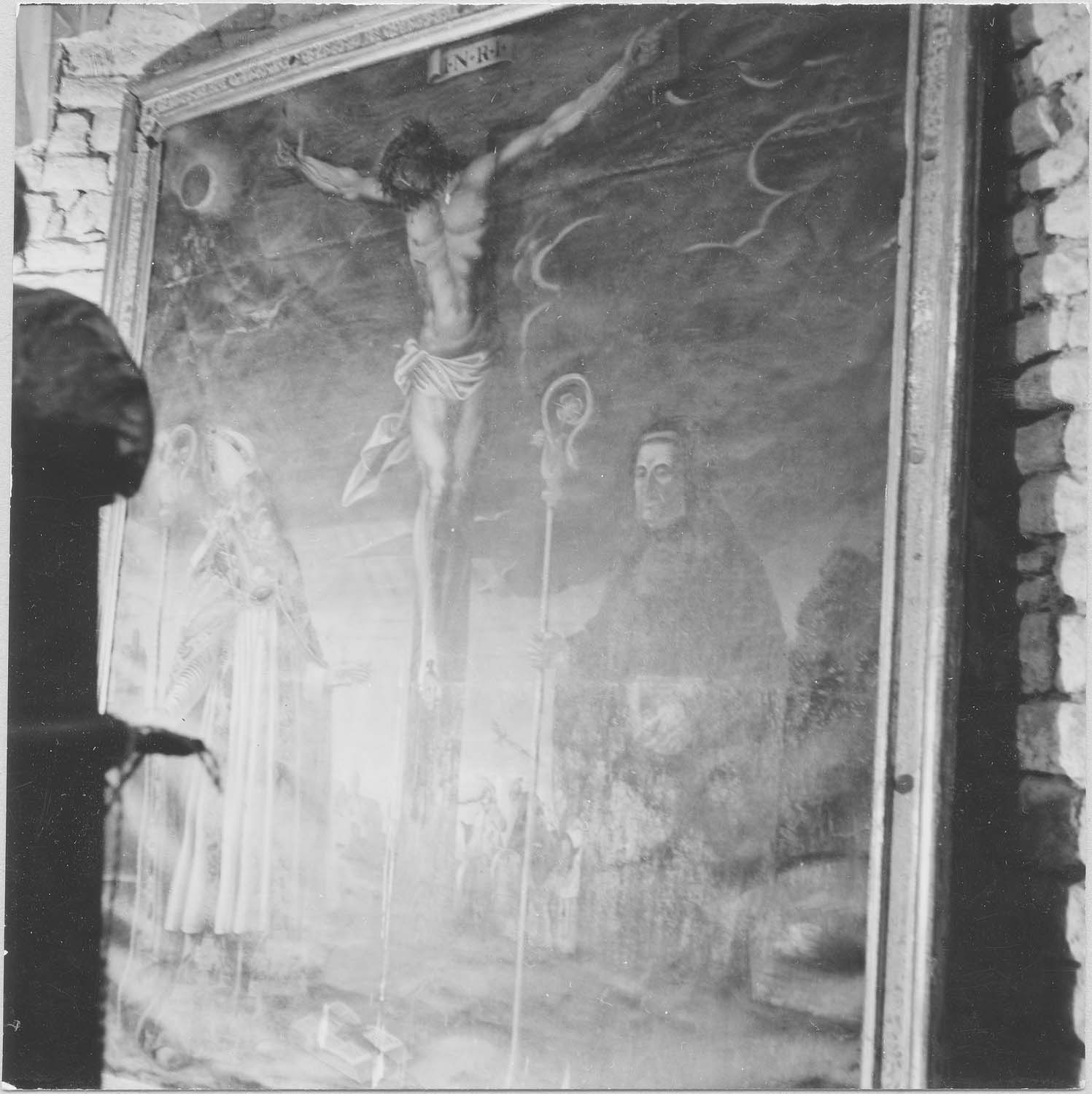 tableau : Le Christ en croix entre saint Polycarpe et saint Benoît, vue générale