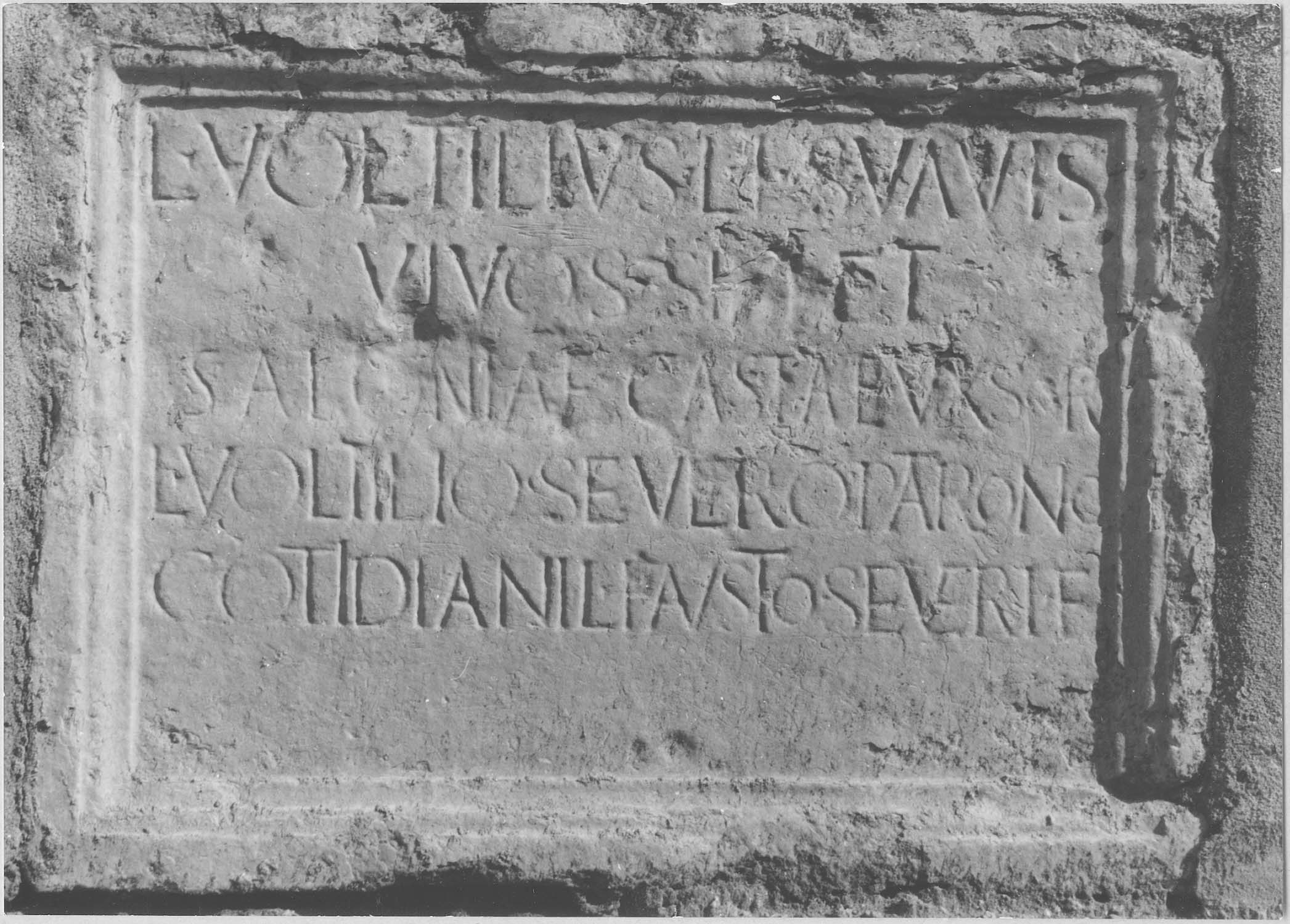 plaque funéraire de Voltilius, vue générale - © Ministère de la Culture (France), Médiathèque du patrimoine et de la photographie, diffusion RMN-GP