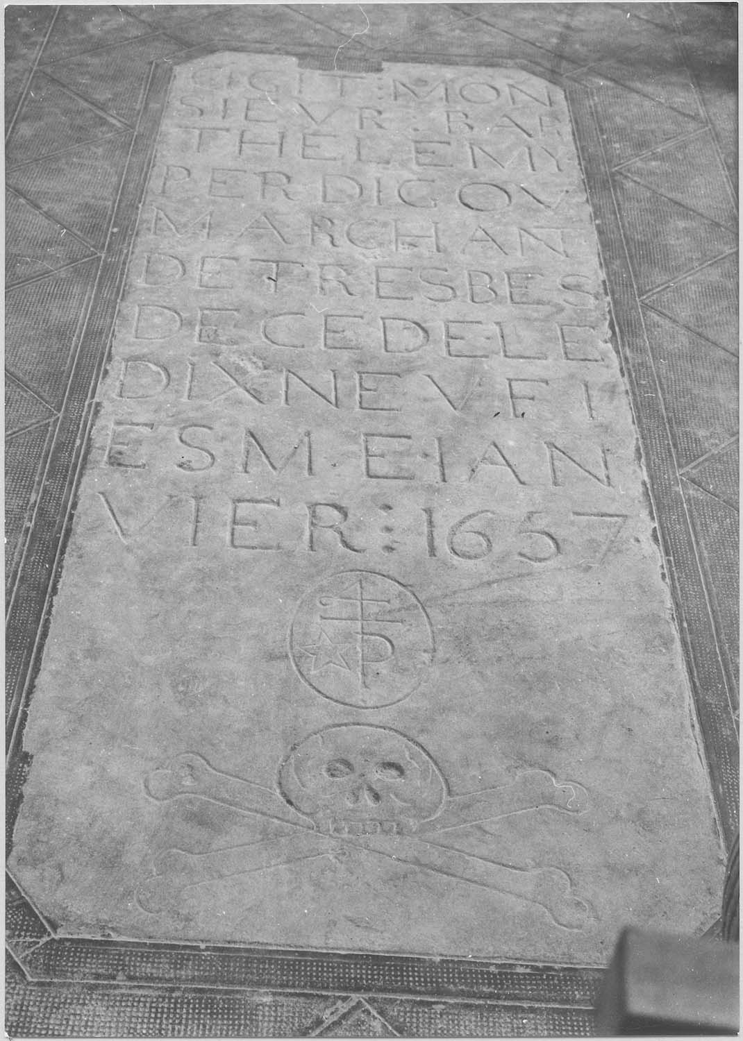 dalle funéraire de Barthélémy Perdigou, vue générale
