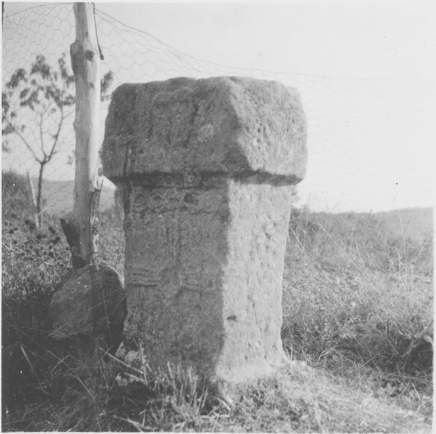 socle de croix de chemin, vue générale