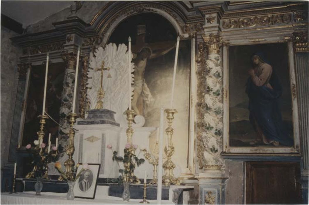 retable, 3 tableaux : le Christ en croix, Saint Michel terrassant le dragon, la Sainte Vierge (maître-autel)