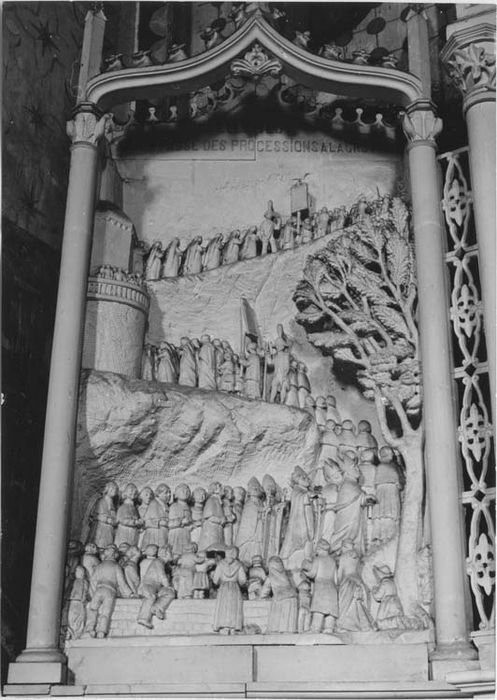 bas-relief : procession à la grotte (ensemble du décor de la chapelle Notre-Dame de Lourdes) 