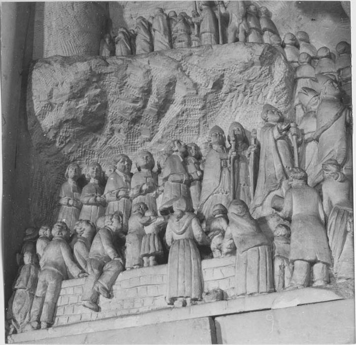 bas-relief : procession à la grotte (ensemble du décor de la chapelle Notre-Dame de Lourdes) vue partielle