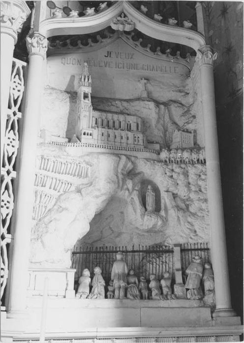 bas relief : je veux qu’on élève ici une chapelle (ensemble du décor de la chapelle Notre-Dame de Lourdes, retable) 